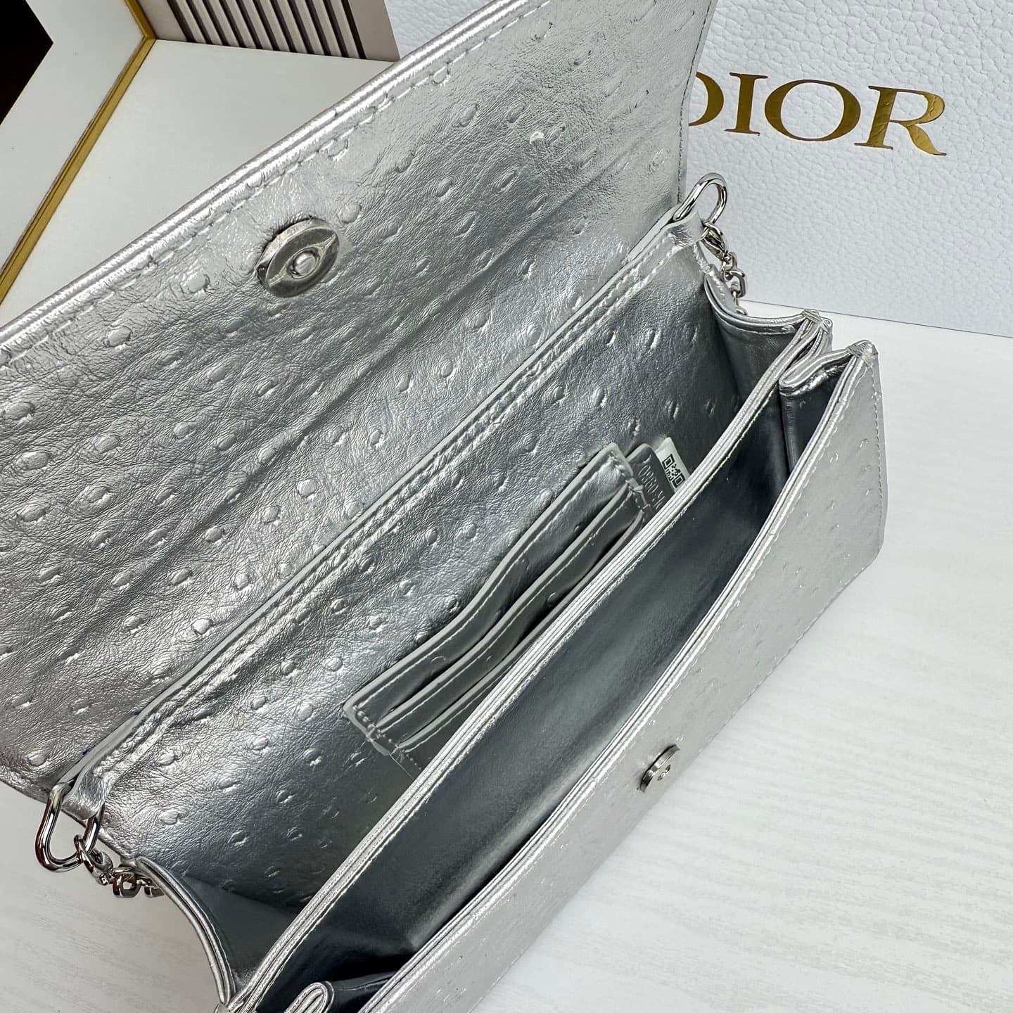 C1833 The latest brick cabinet handbag features a pearl chain design 🎀. It has a leather surface with ostrich pattern patterns, along with classic letter-shaped straps 🎀👏. The unique handle design, combined with the soft ostrich pattern, makes it elegant  — image 7