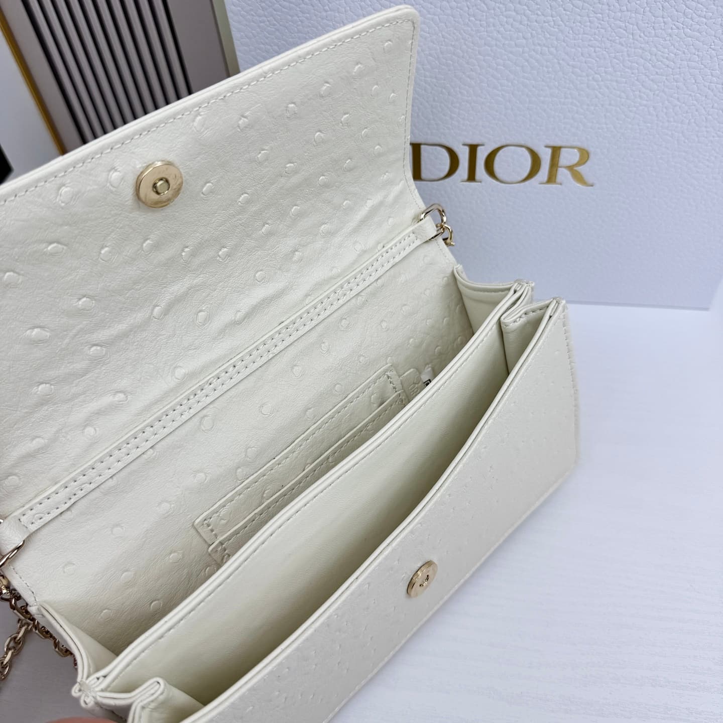 C1832 The latest brick-shaped handbag with a pearl chain design 🎀 – made of cowhide fabric with ostrich pattern patterns, and featuring classic letter-shaped decorative straps 🎀👏. The unique handle design, combined with the soft ostrich pattern, makes it  — image 7