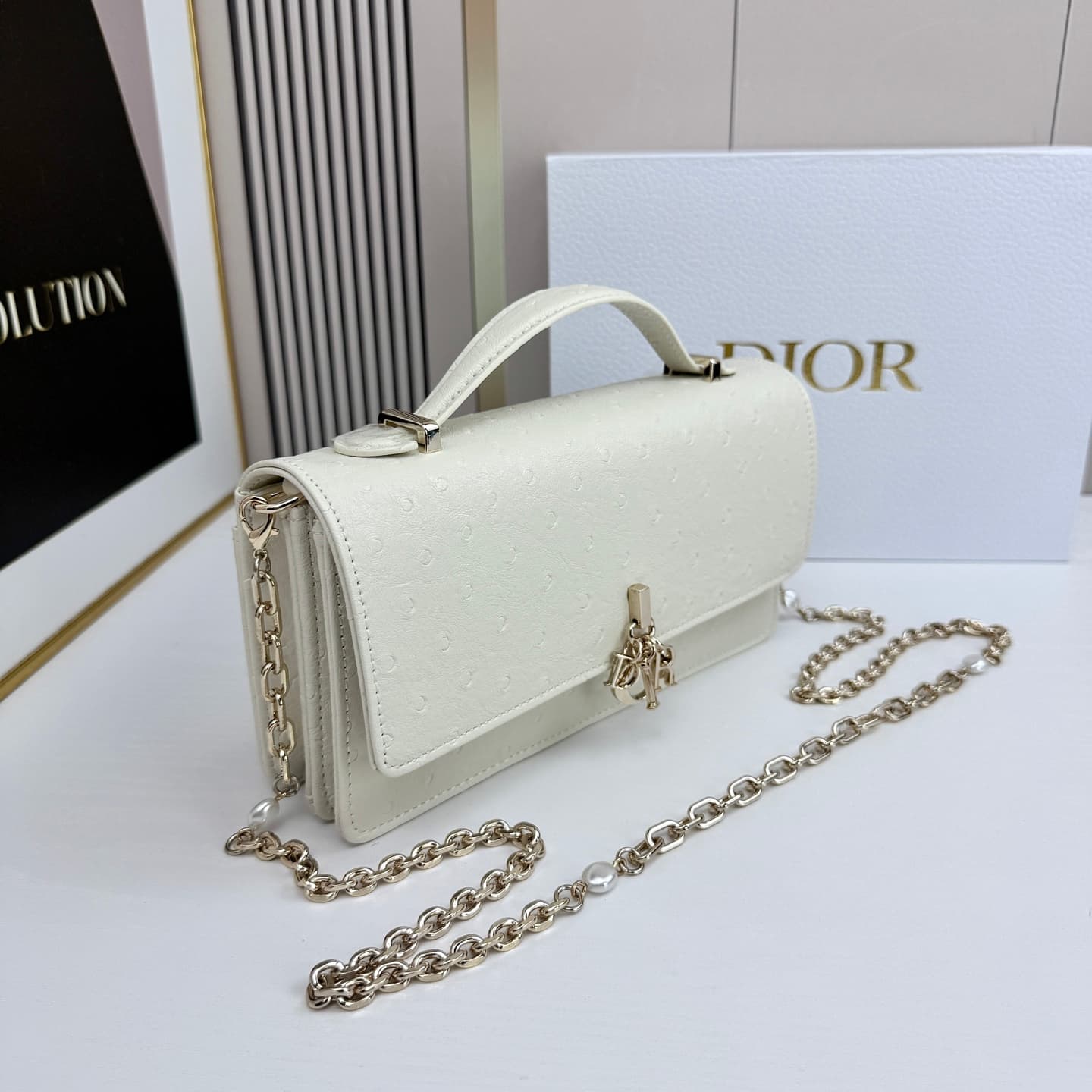 C1832 The latest brick-shaped handbag with a pearl chain design 🎀 – made of cowhide fabric with ostrich pattern patterns, and featuring classic letter-shaped decorative straps 🎀👏. The unique handle design, combined with the soft ostrich pattern, makes it  — image 3