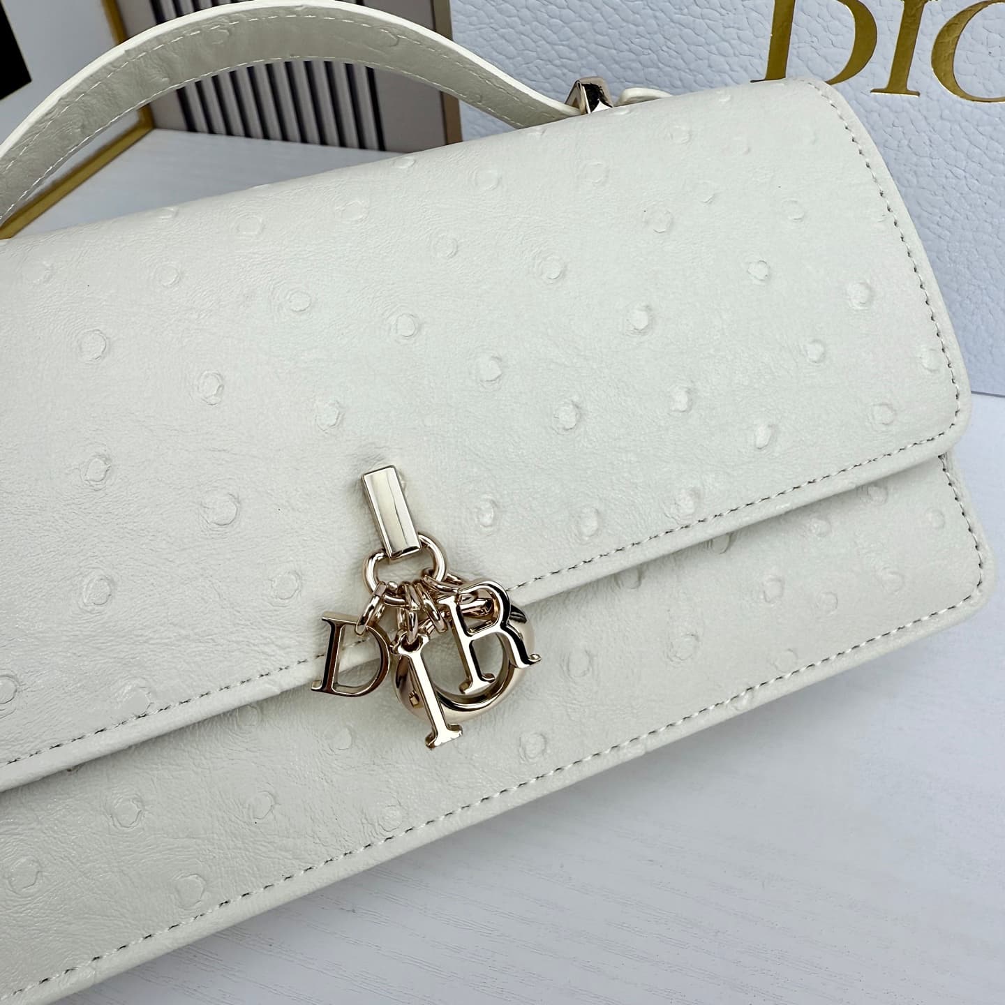 C1832 The latest brick-shaped handbag with a pearl chain design 🎀 – made of cowhide fabric with ostrich pattern patterns, and featuring classic letter-shaped decorative straps 🎀👏. The unique handle design, combined with the soft ostrich pattern, makes it  — image 4