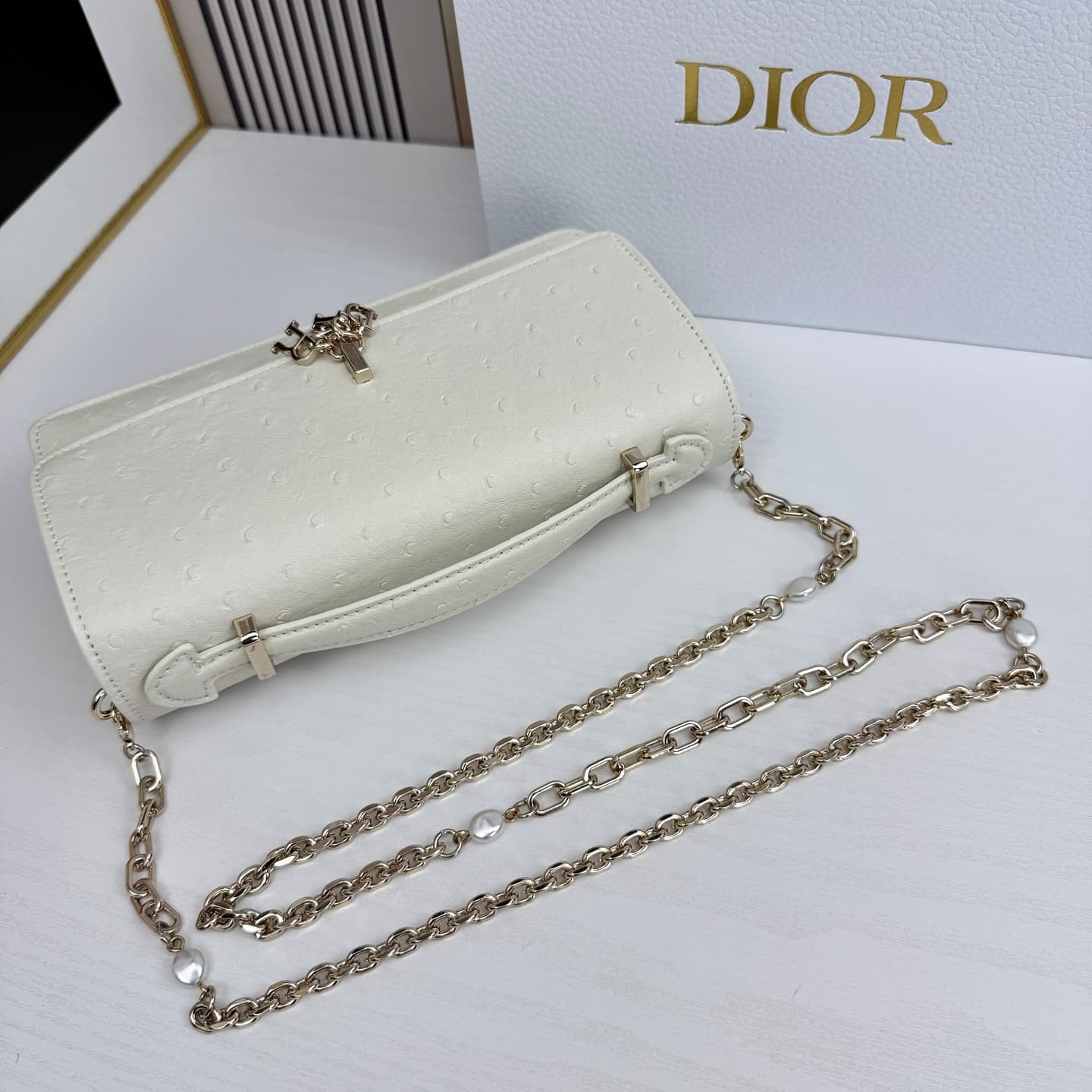 C1832 The latest brick-shaped handbag with a pearl chain design 🎀 – made of cowhide fabric with ostrich pattern patterns, and featuring classic letter-shaped decorative straps 🎀👏. The unique handle design, combined with the soft ostrich pattern, makes it  — image 6