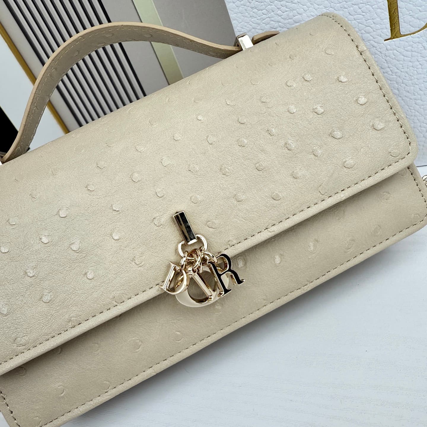 C1831 The latest brick cabinet handbag features a pearl chain design 🎀. It has leather material with ostrich pattern details, and classic letter-shaped straps 🎀👏. The unique handle design, combined with the soft ostrich pattern, makes it elegant and fashi — image 4