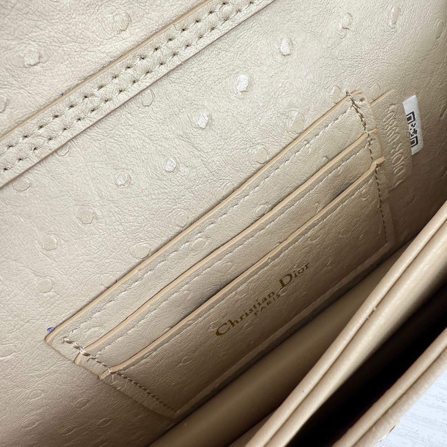 C1831 The latest brick cabinet handbag features a pearl chain design 🎀. It has leather material with ostrich pattern details, and classic letter-shaped straps 🎀👏. The unique handle design, combined with the soft ostrich pattern, makes it elegant and fashi — image 8