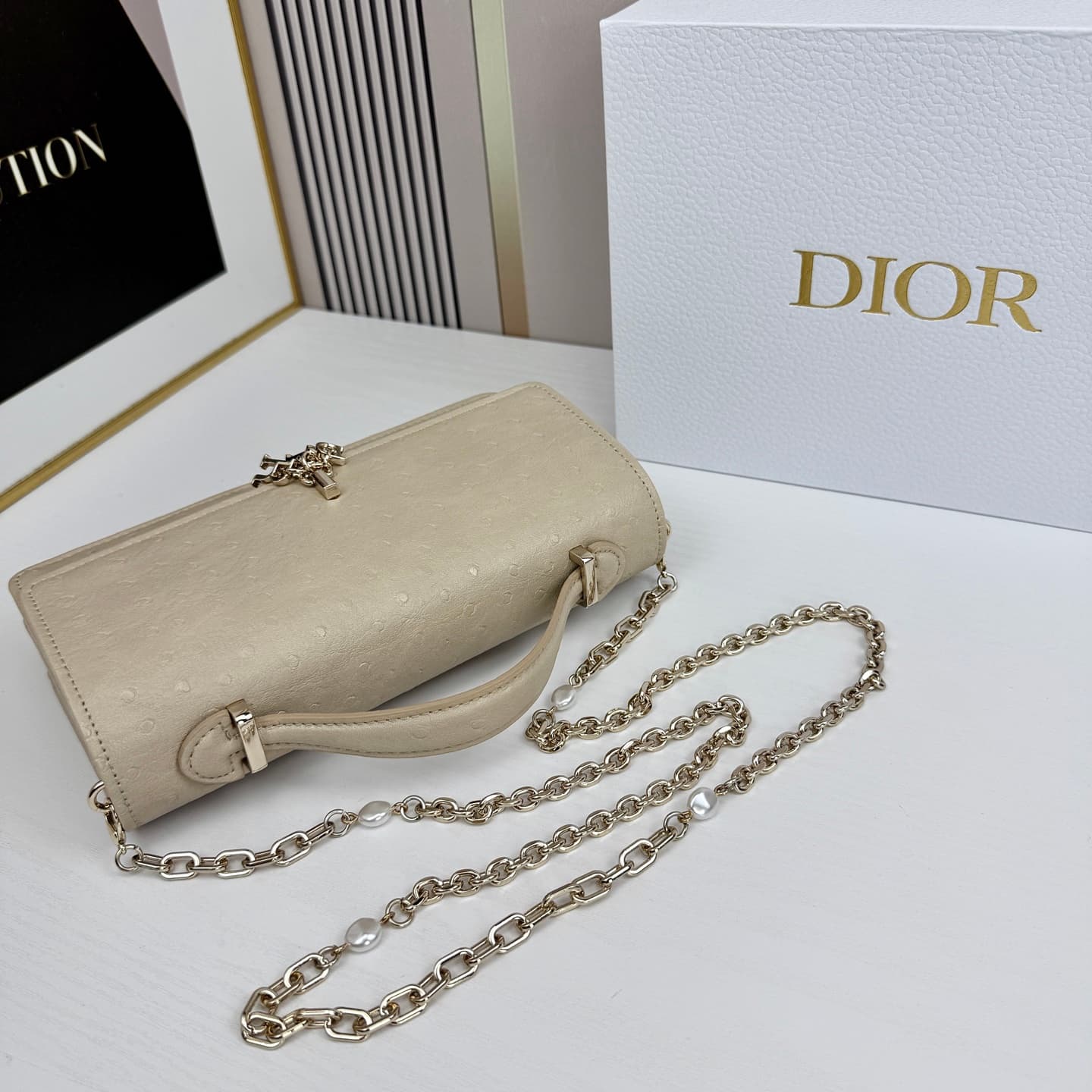 C1831 The latest brick cabinet handbag features a pearl chain design 🎀. It has leather material with ostrich pattern details, and classic letter-shaped straps 🎀👏. The unique handle design, combined with the soft ostrich pattern, makes it elegant and fashi — image 6
