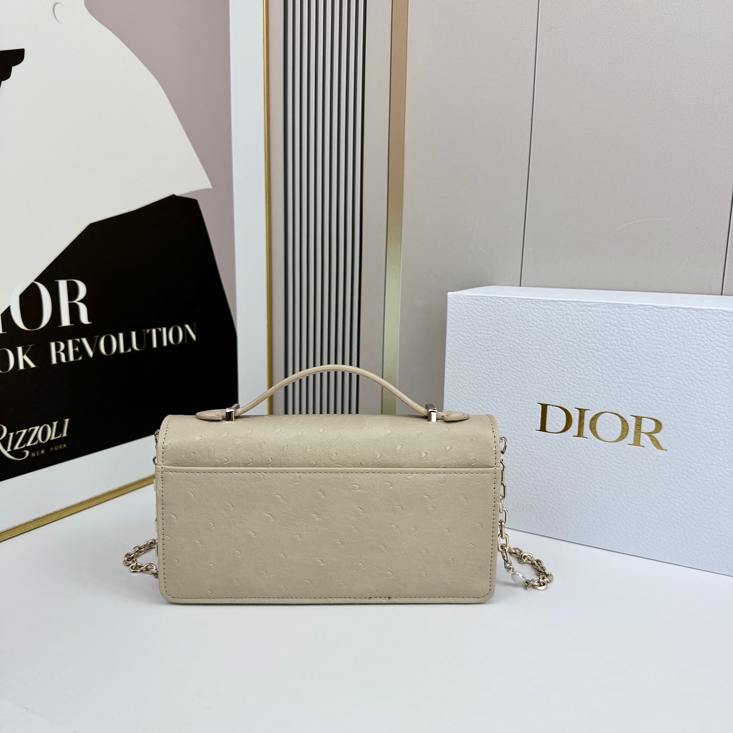 C1831 The latest brick cabinet handbag features a pearl chain design 🎀. It has leather material with ostrich pattern details, and classic letter-shaped straps 🎀👏. The unique handle design, combined with the soft ostrich pattern, makes it elegant and fashi — image 2