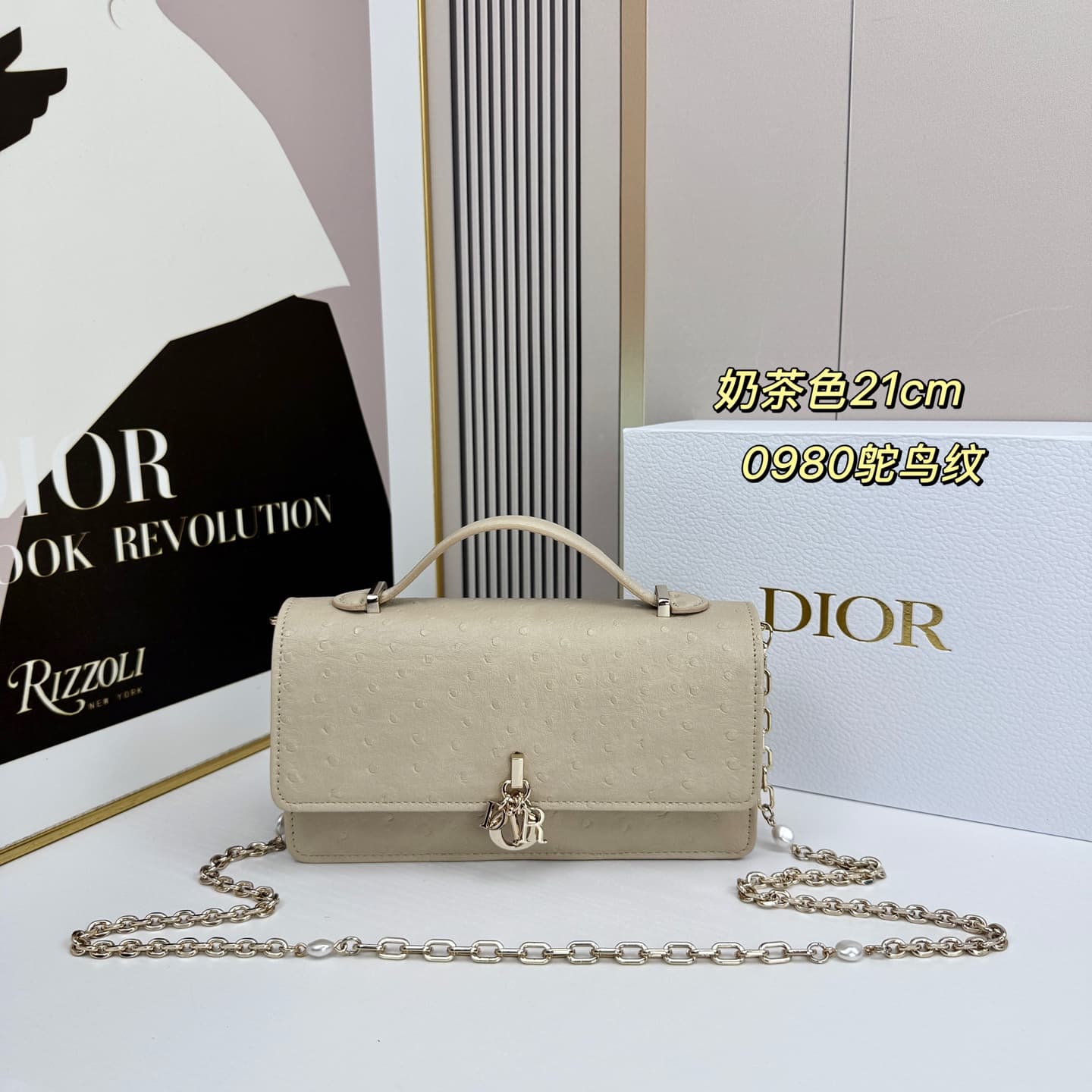 C1831 The latest brick cabinet handbag features a pearl chain design 🎀. It has leather material with ostrich pattern details, and classic letter-shaped straps 🎀👏. The unique handle design, combined with the soft ostrich pattern, makes it elegant and fashi — image 1