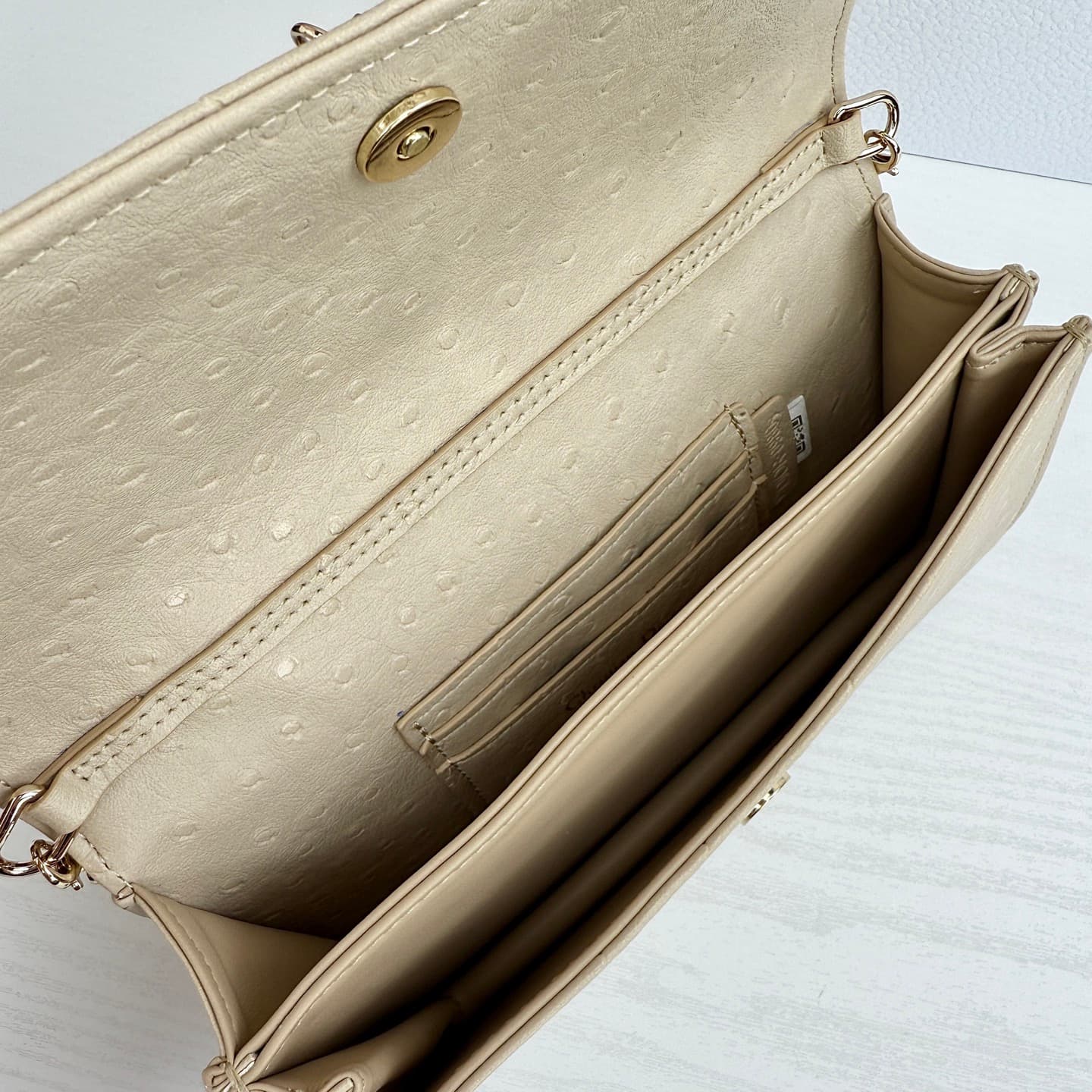 C1831 The latest brick cabinet handbag features a pearl chain design 🎀. It has leather material with ostrich pattern details, and classic letter-shaped straps 🎀👏. The unique handle design, combined with the soft ostrich pattern, makes it elegant and fashi — image 7