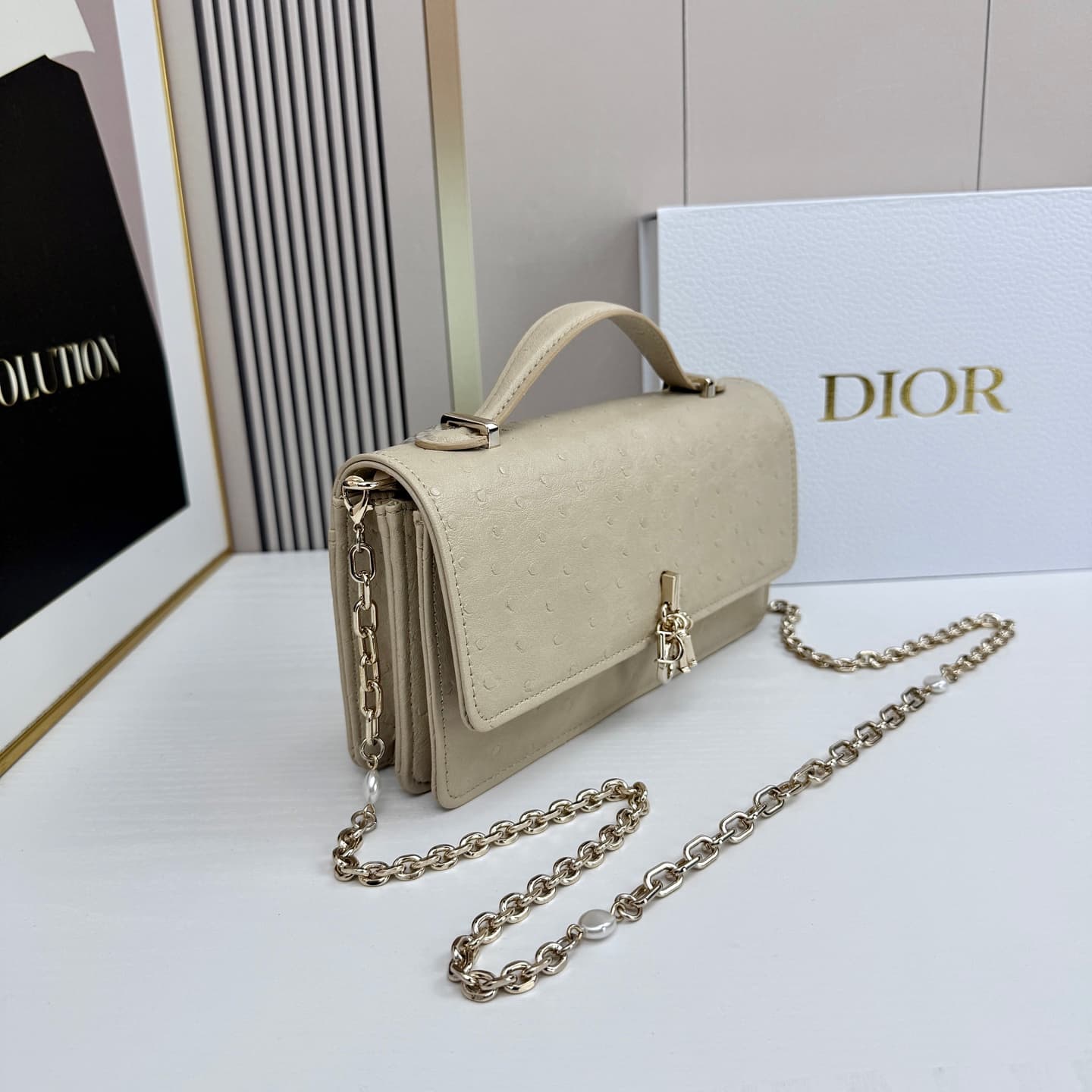 C1831 The latest brick cabinet handbag features a pearl chain design 🎀. It has leather material with ostrich pattern details, and classic letter-shaped straps 🎀👏. The unique handle design, combined with the soft ostrich pattern, makes it elegant and fashi — image 3