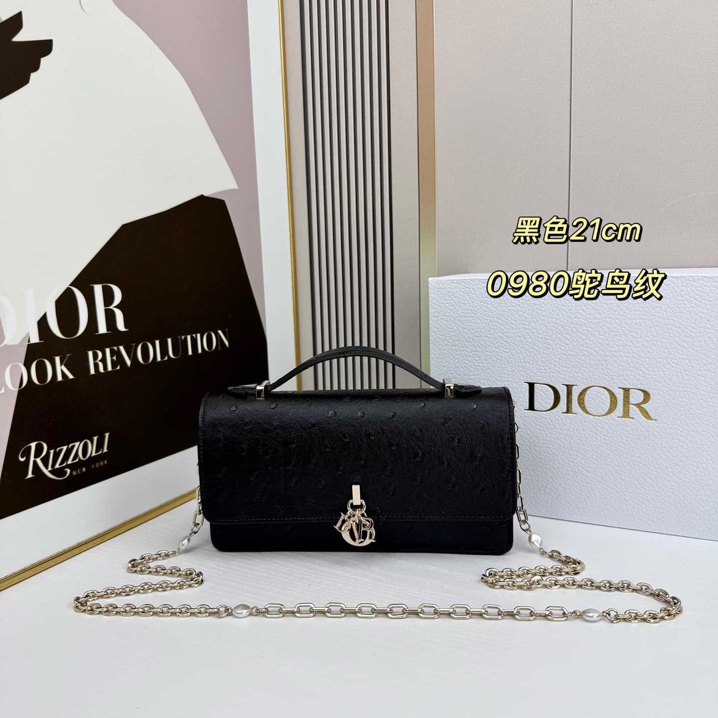 C1830 The latest brick-shaped cabinet handbag features a pearl chain design 🎀. It has a cowhide material with ostrich-patterned details, and classic letter-shaped straps 🎀👏. The unique handle design, combined with the soft ostrich-pattern pattern, makes i — image 1
