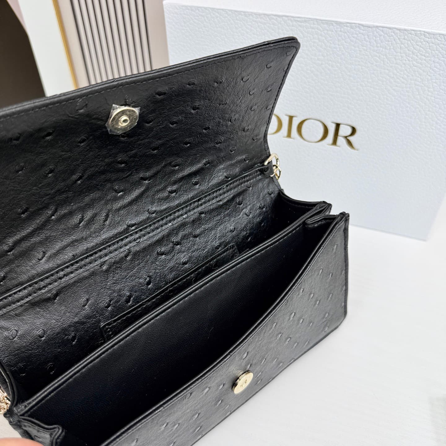 C1830 The latest brick-shaped cabinet handbag features a pearl chain design 🎀. It has a cowhide material with ostrich-patterned details, and classic letter-shaped straps 🎀👏. The unique handle design, combined with the soft ostrich-pattern pattern, makes i — image 7