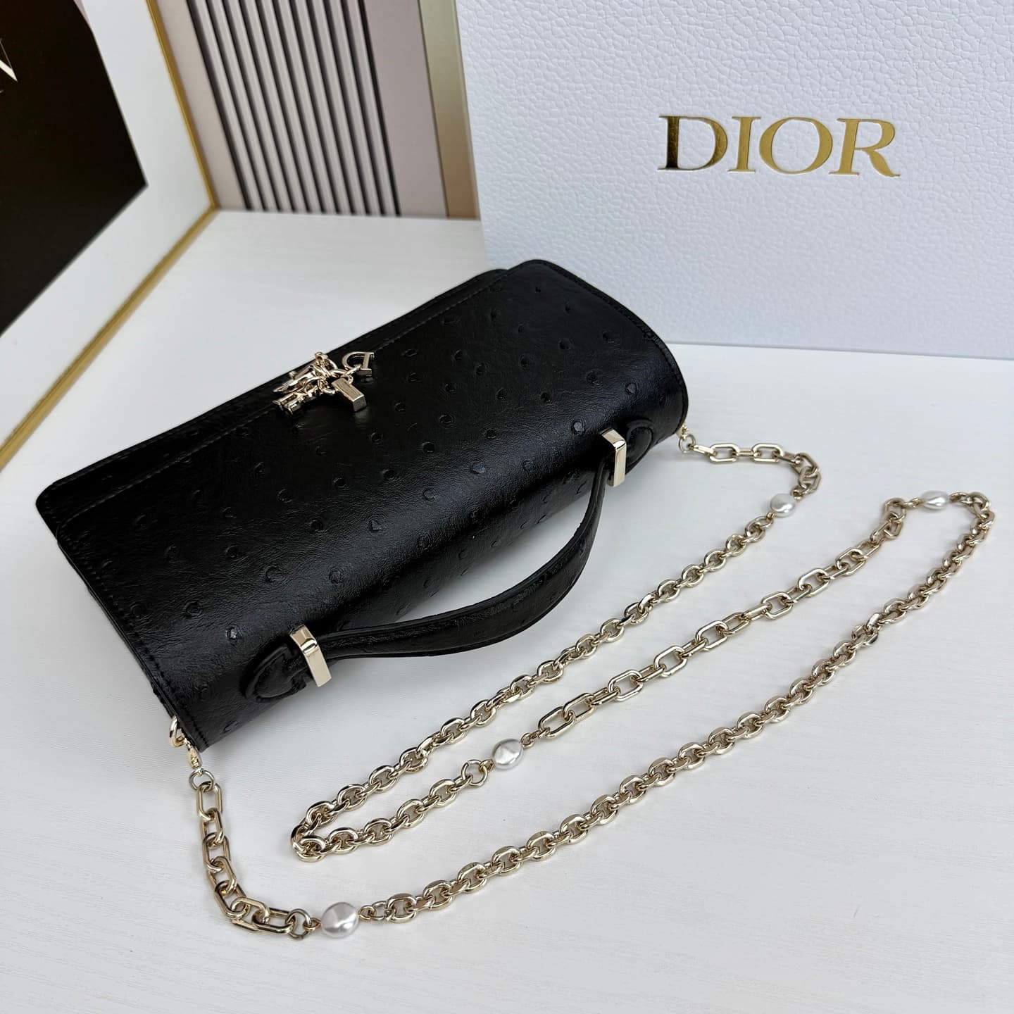 C1830 The latest brick-shaped cabinet handbag features a pearl chain design 🎀. It has a cowhide material with ostrich-patterned details, and classic letter-shaped straps 🎀👏. The unique handle design, combined with the soft ostrich-pattern pattern, makes i — image 6