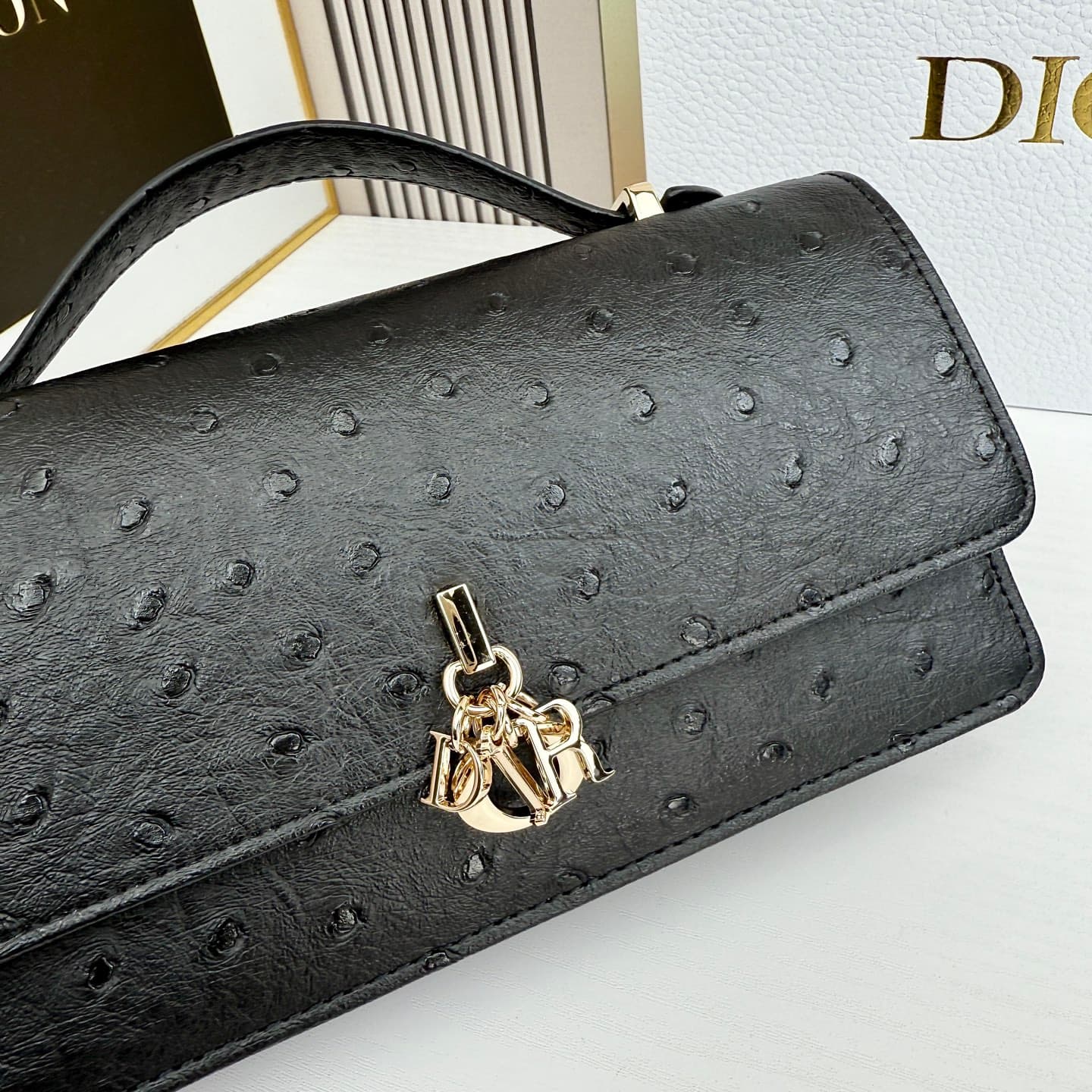 C1830 The latest brick-shaped cabinet handbag features a pearl chain design 🎀. It has a cowhide material with ostrich-patterned details, and classic letter-shaped straps 🎀👏. The unique handle design, combined with the soft ostrich-pattern pattern, makes i — image 4