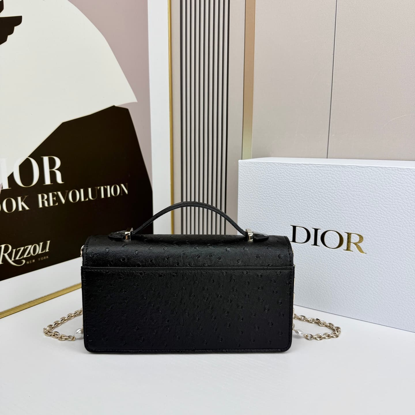 C1830 The latest brick-shaped cabinet handbag features a pearl chain design 🎀. It has a cowhide material with ostrich-patterned details, and classic letter-shaped straps 🎀👏. The unique handle design, combined with the soft ostrich-pattern pattern, makes i — image 2