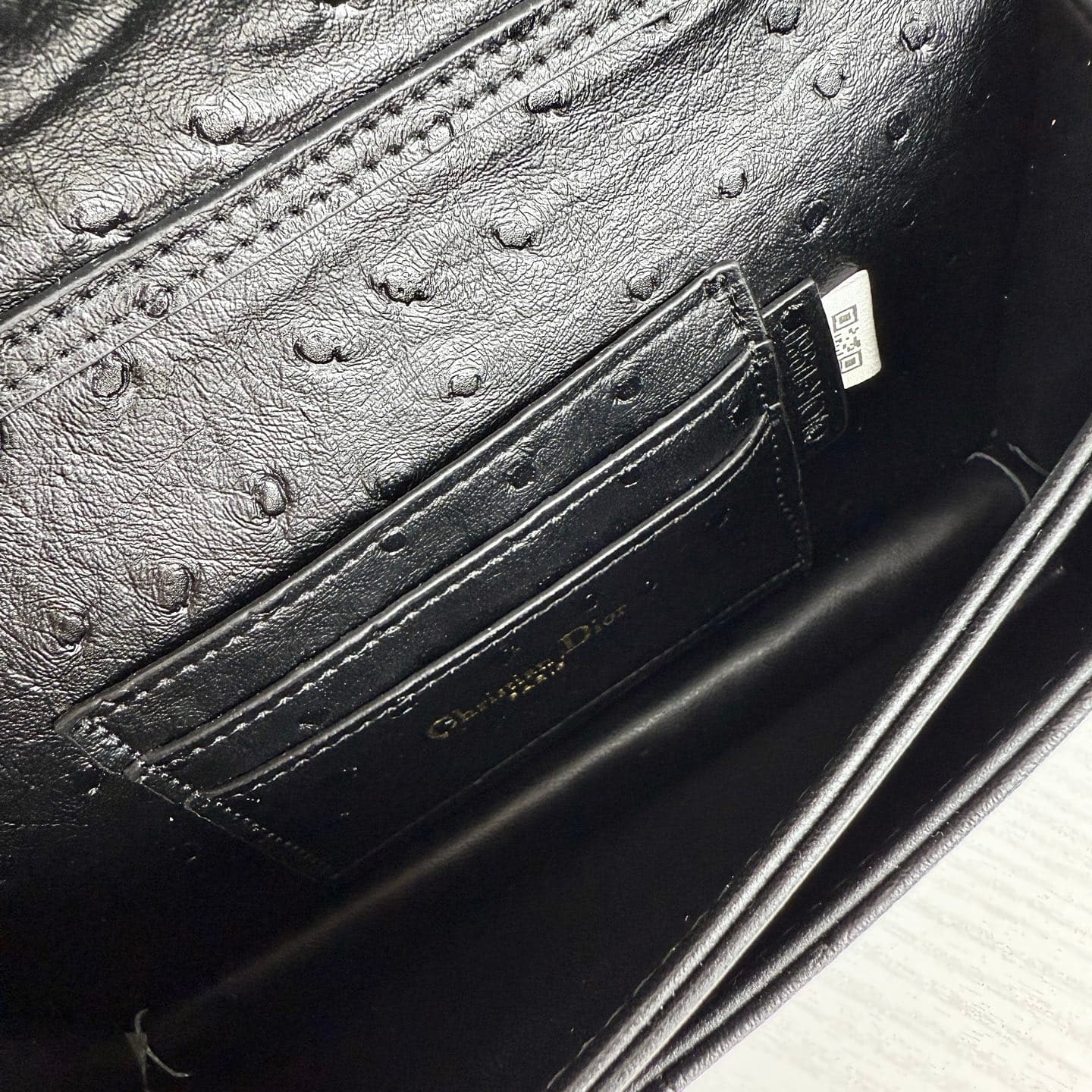 C1830 The latest brick-shaped cabinet handbag features a pearl chain design 🎀. It has a cowhide material with ostrich-patterned details, and classic letter-shaped straps 🎀👏. The unique handle design, combined with the soft ostrich-pattern pattern, makes i — image 8