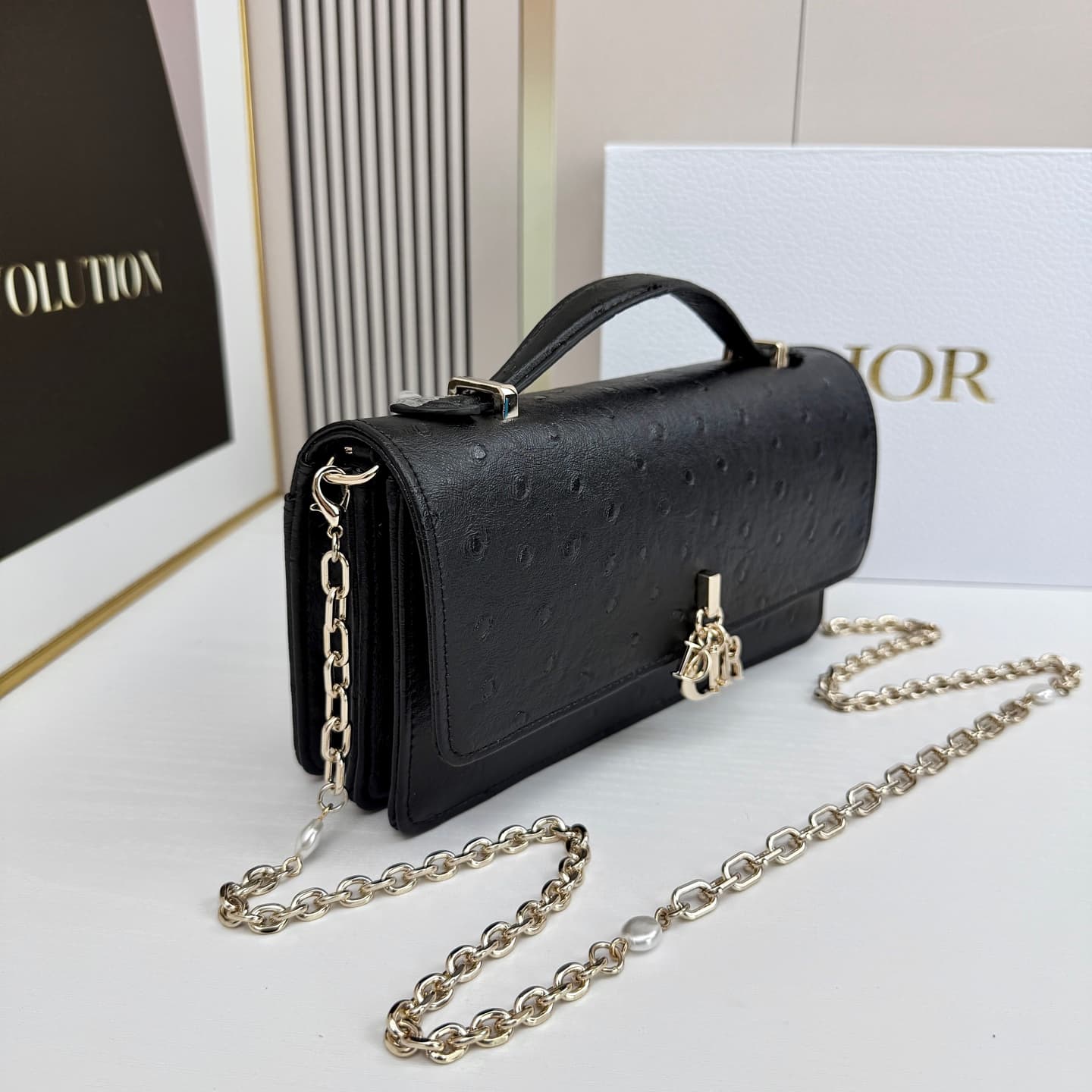 C1830 The latest brick-shaped cabinet handbag features a pearl chain design 🎀. It has a cowhide material with ostrich-patterned details, and classic letter-shaped straps 🎀👏. The unique handle design, combined with the soft ostrich-pattern pattern, makes i — image 3