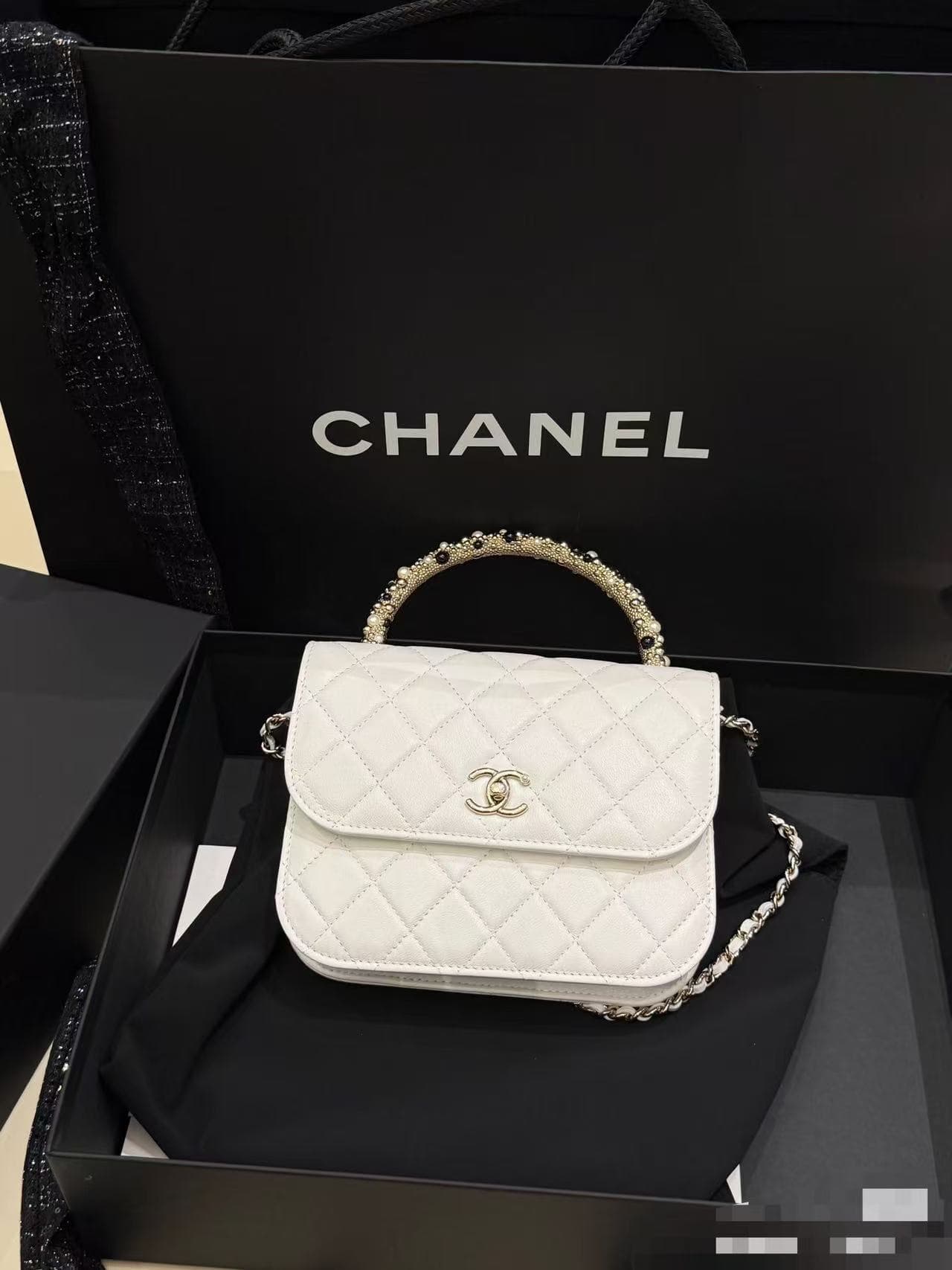 C754 Sizes available! Now in stock: “Milk Shake White, Pink” by Chanel. OHANEL🚩🚩🚩 Chanel 26C pearl-handled chain bag, with champagne gold lychee- patterned 🐮 leather and classic diamond pattern; the metal double C logo is very distinctive! The handle is d — image 2