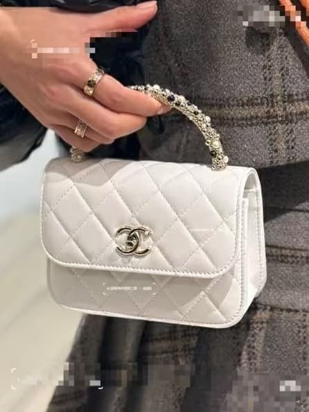 C754 Sizes available! Now in stock: “Milk Shake White, Pink” by Chanel. OHANEL🚩🚩🚩 Chanel 26C pearl-handled chain bag, with champagne gold lychee- patterned 🐮 leather and classic diamond pattern; the metal double C logo is very distinctive! The handle is d — image 6