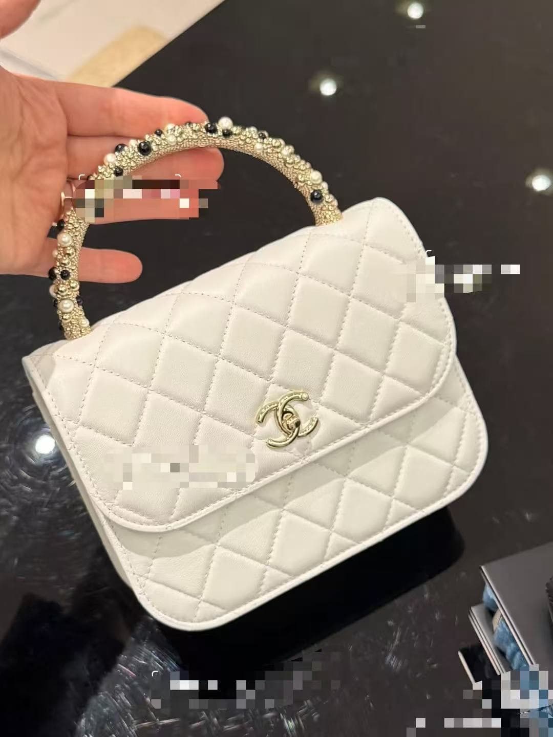 C754 Sizes available! Now in stock: “Milk Shake White, Pink” by Chanel. OHANEL🚩🚩🚩 Chanel 26C pearl-handled chain bag, with champagne gold lychee- patterned 🐮 leather and classic diamond pattern; the metal double C logo is very distinctive! The handle is d — image 3