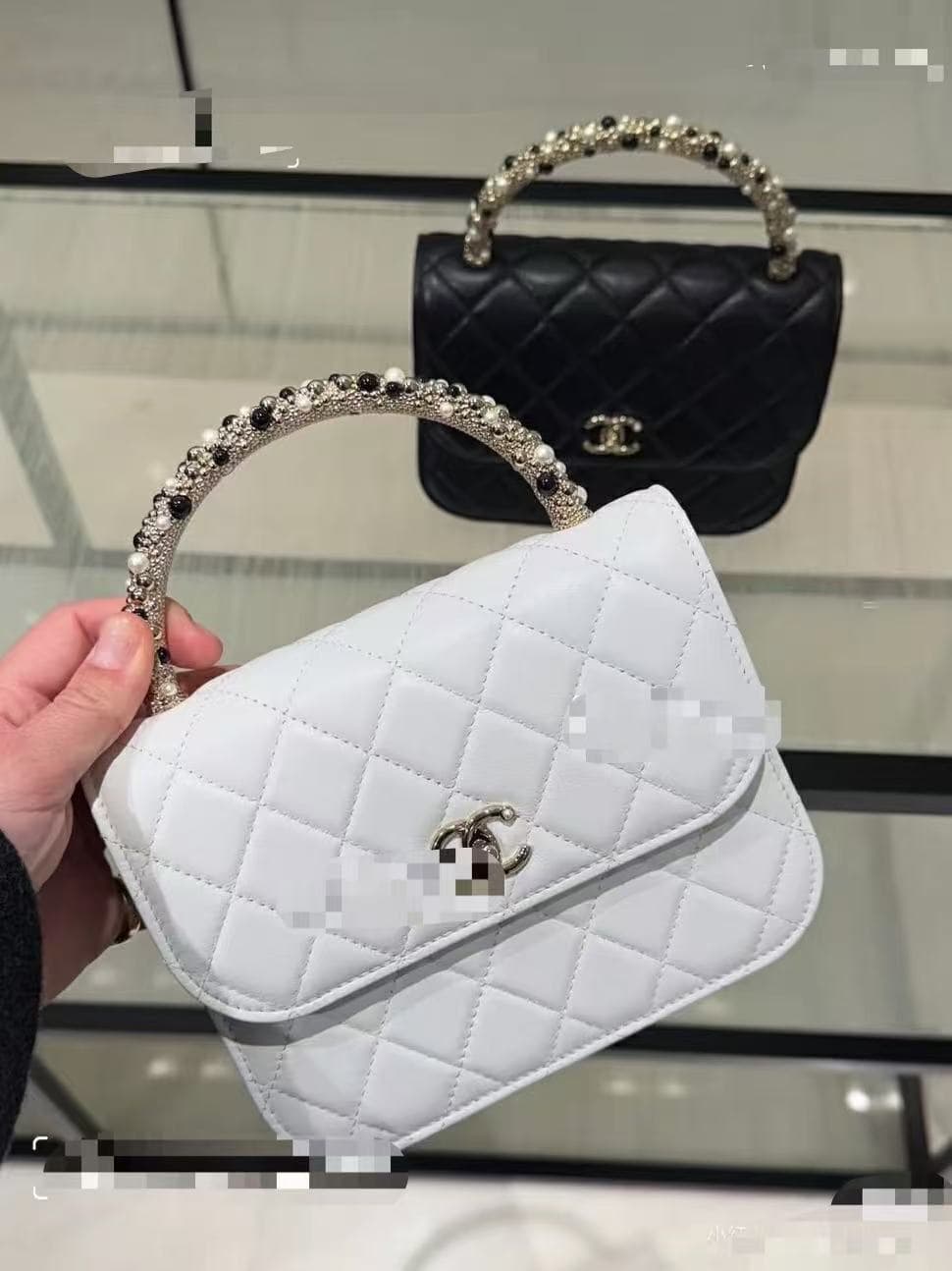C754 Sizes available! Now in stock: “Milk Shake White, Pink” by Chanel. OHANEL🚩🚩🚩 Chanel 26C pearl-handled chain bag, with champagne gold lychee- patterned 🐮 leather and classic diamond pattern; the metal double C logo is very distinctive! The handle is d — image 4