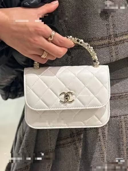 C754 Sizes available! Now in stock: “Milk Shake White, Pink” by Chanel. OHANEL🚩🚩🚩 Chanel 26C pearl-handled chain bag, with champagne gold lychee- patterned 🐮 leather and classic diamond pattern; the metal double C logo is very distinctive! The handle is d — image 7