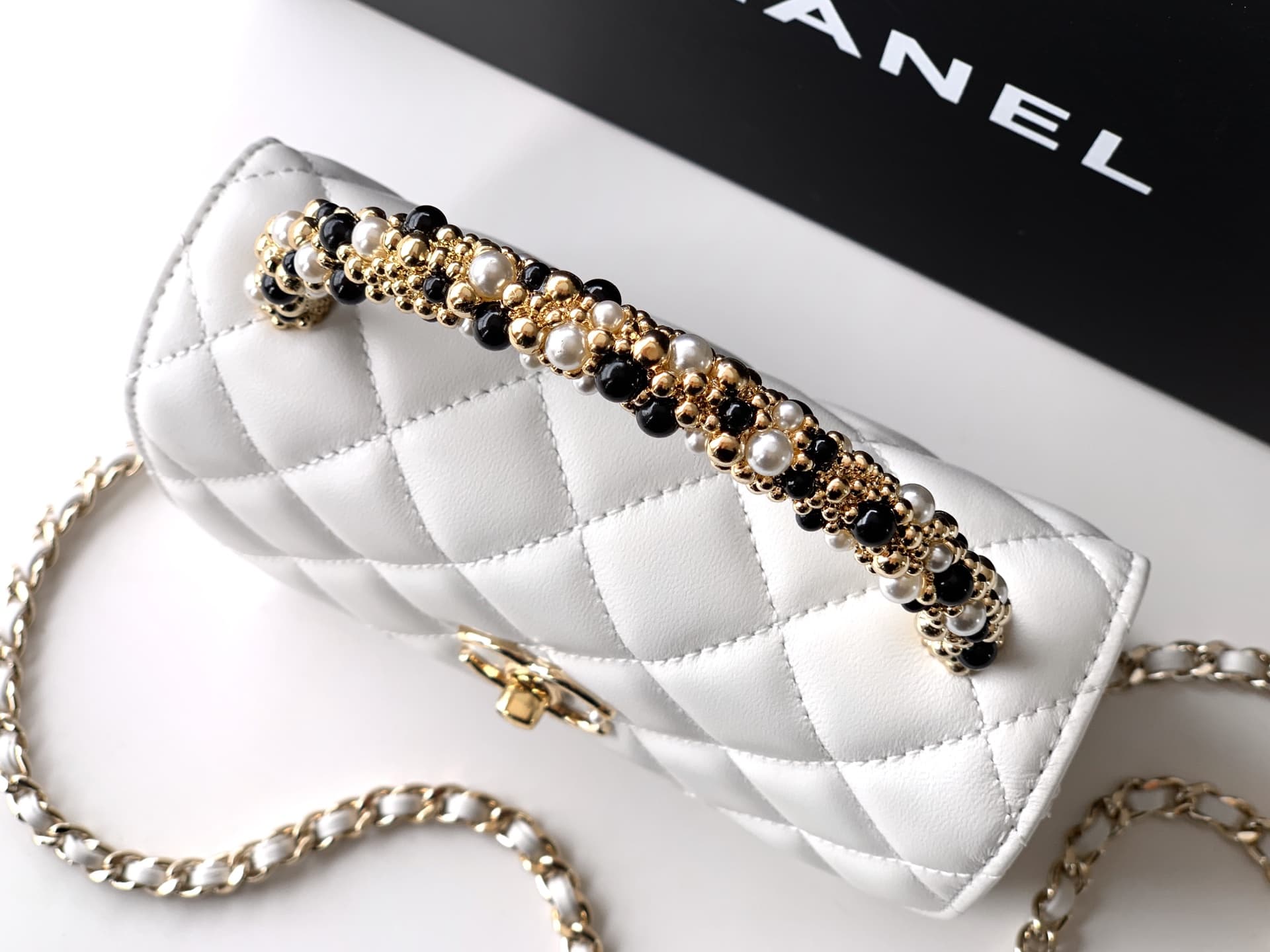 C753 Mini size! “Milk Shake White” OHANEL🚩🚩🚩 Chanel 26C Pearl-handled chain bag, champagne gold lychee-patterned 🐮 leather + classic diamond pattern, the metal double C logo is very distinctive! The handle is adorned with pearls and black beads – elegant  — image 7