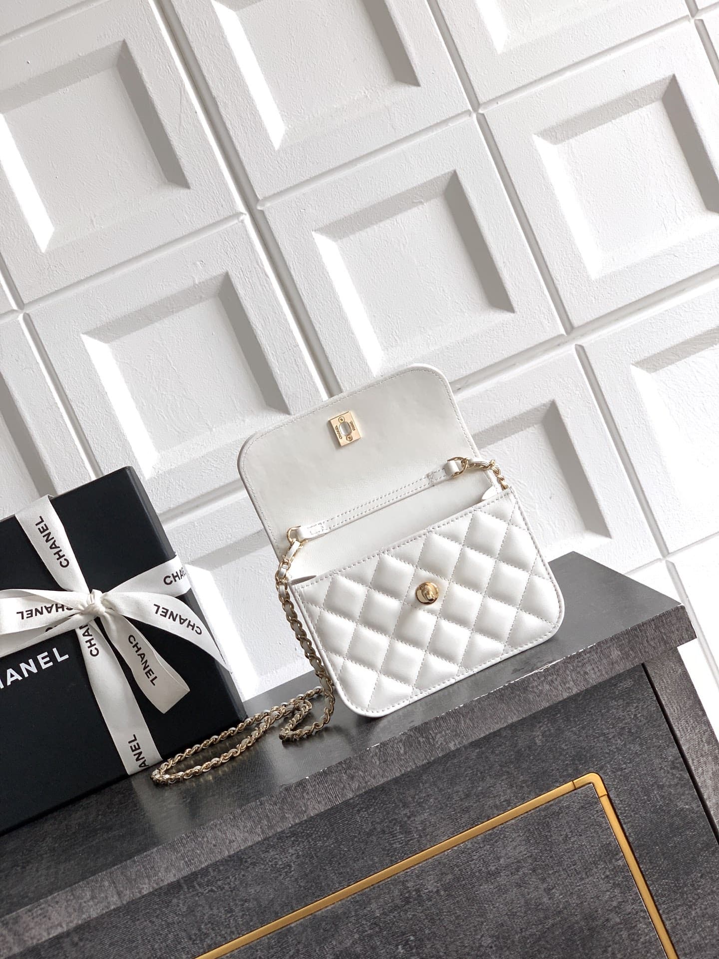 C753 Mini size! “Milk Shake White” OHANEL🚩🚩🚩 Chanel 26C Pearl-handled chain bag, champagne gold lychee-patterned 🐮 leather + classic diamond pattern, the metal double C logo is very distinctive! The handle is adorned with pearls and black beads – elegant  — image 5