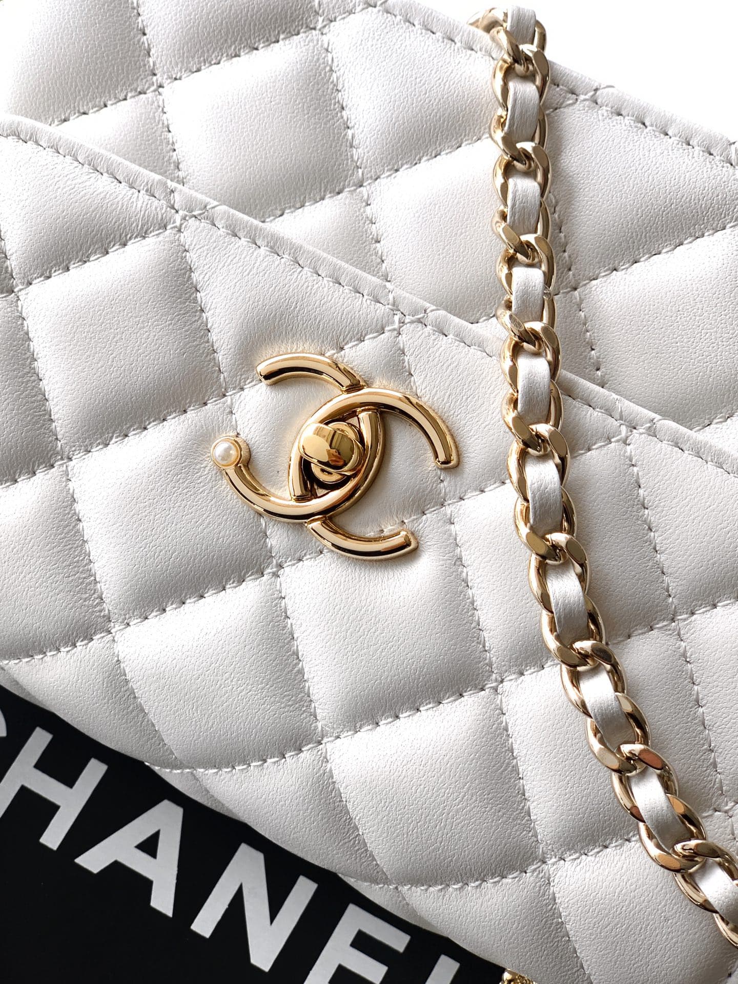 C753 Mini size! “Milk Shake White” OHANEL🚩🚩🚩 Chanel 26C Pearl-handled chain bag, champagne gold lychee-patterned 🐮 leather + classic diamond pattern, the metal double C logo is very distinctive! The handle is adorned with pearls and black beads – elegant  — image 6