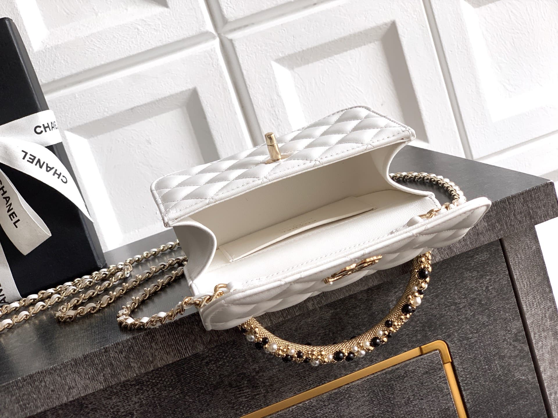 C753 Mini size! “Milk Shake White” OHANEL🚩🚩🚩 Chanel 26C Pearl-handled chain bag, champagne gold lychee-patterned 🐮 leather + classic diamond pattern, the metal double C logo is very distinctive! The handle is adorned with pearls and black beads – elegant  — image 8