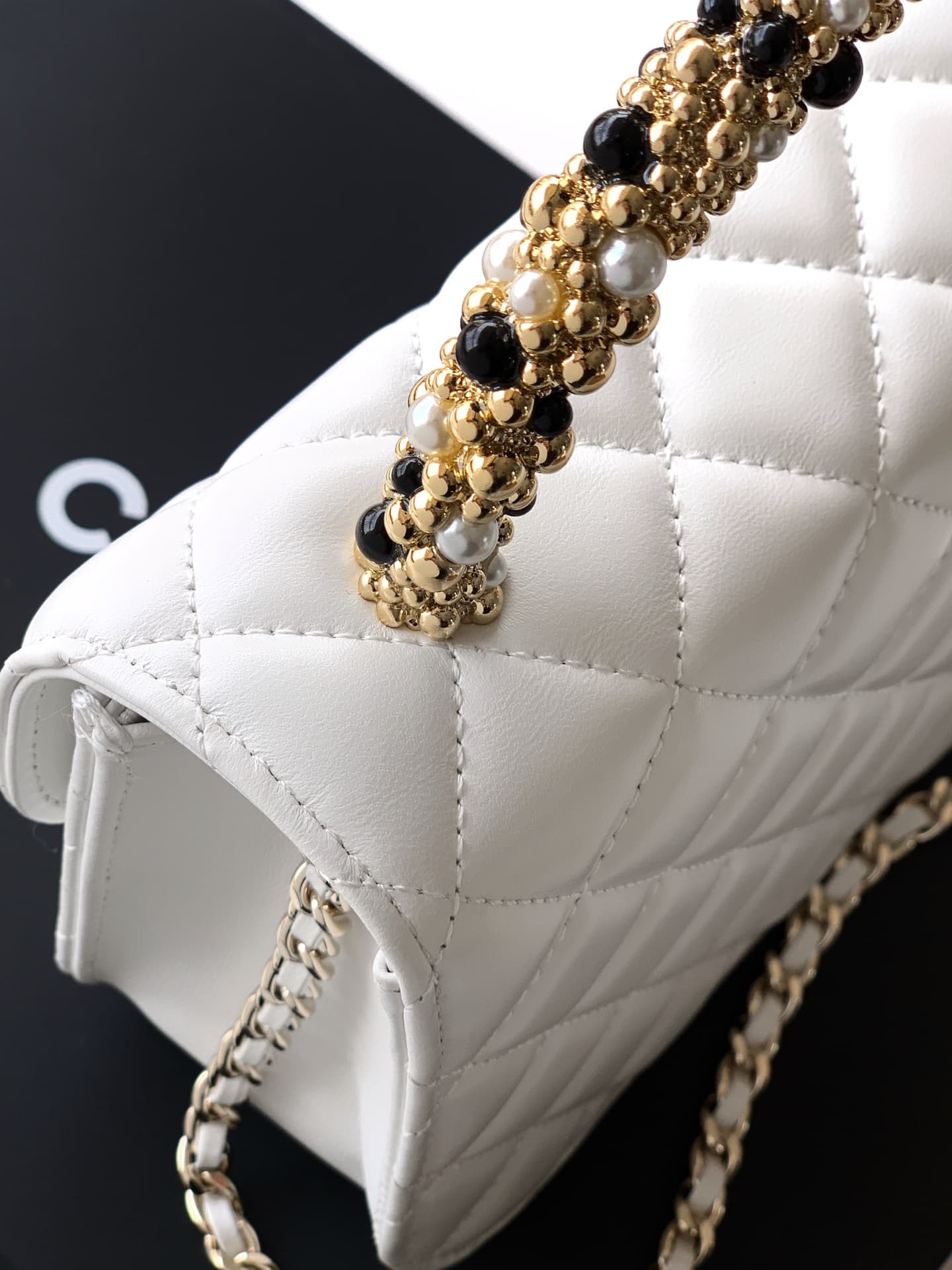 C752 Large size! “Milk Shake White” by Chanel🚩🚩🚩 Chanel 26C pearl-handled chain bag, champagne gold lychee-patterned 🐮 leather + classic diamond pattern, the metal double C logo is very distinctive! The handle is adorned with pearls and black beads – eleg — image 7