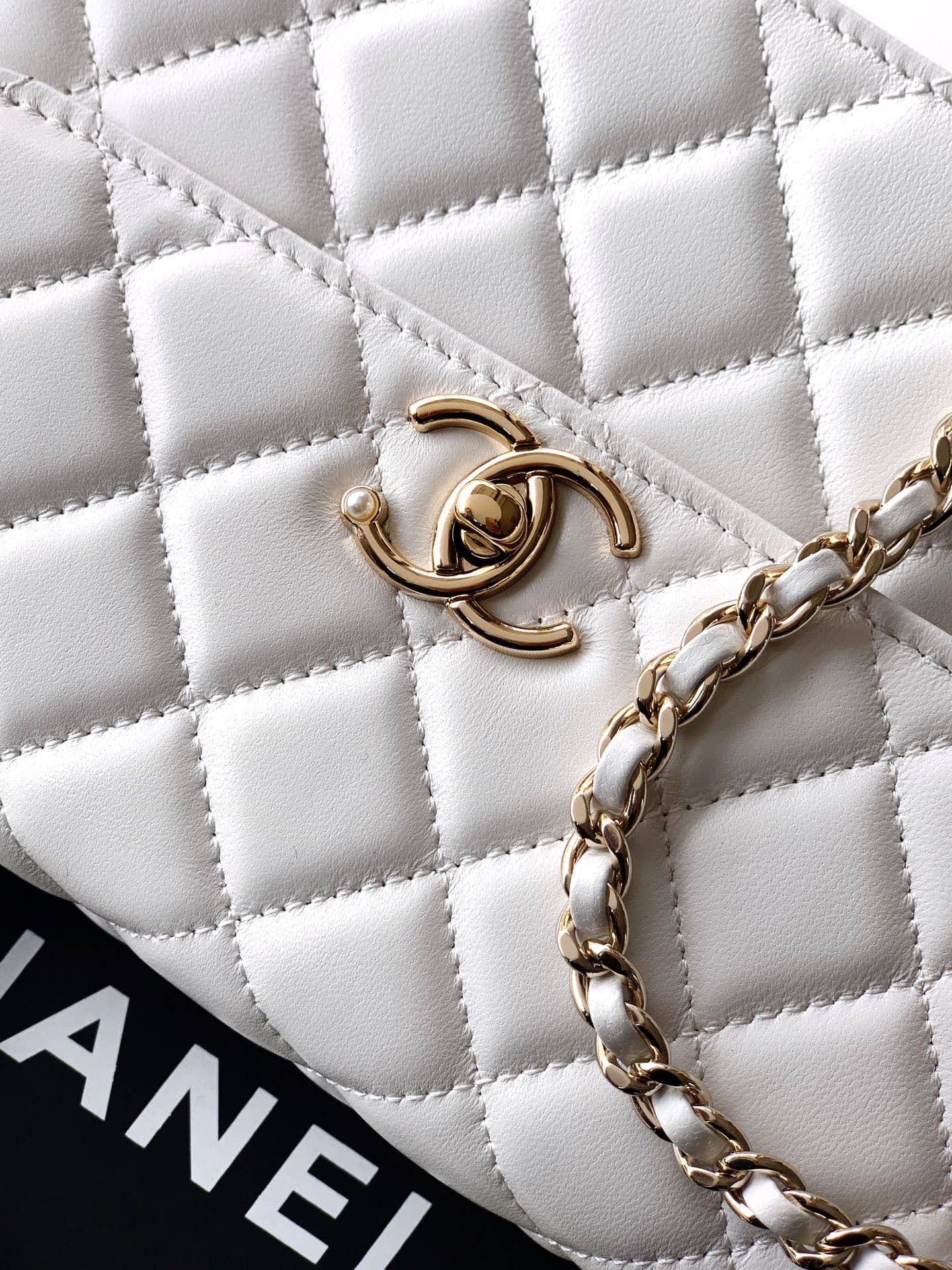 C752 Large size! “Milk Shake White” by Chanel🚩🚩🚩 Chanel 26C pearl-handled chain bag, champagne gold lychee-patterned 🐮 leather + classic diamond pattern, the metal double C logo is very distinctive! The handle is adorned with pearls and black beads – eleg — image 6
