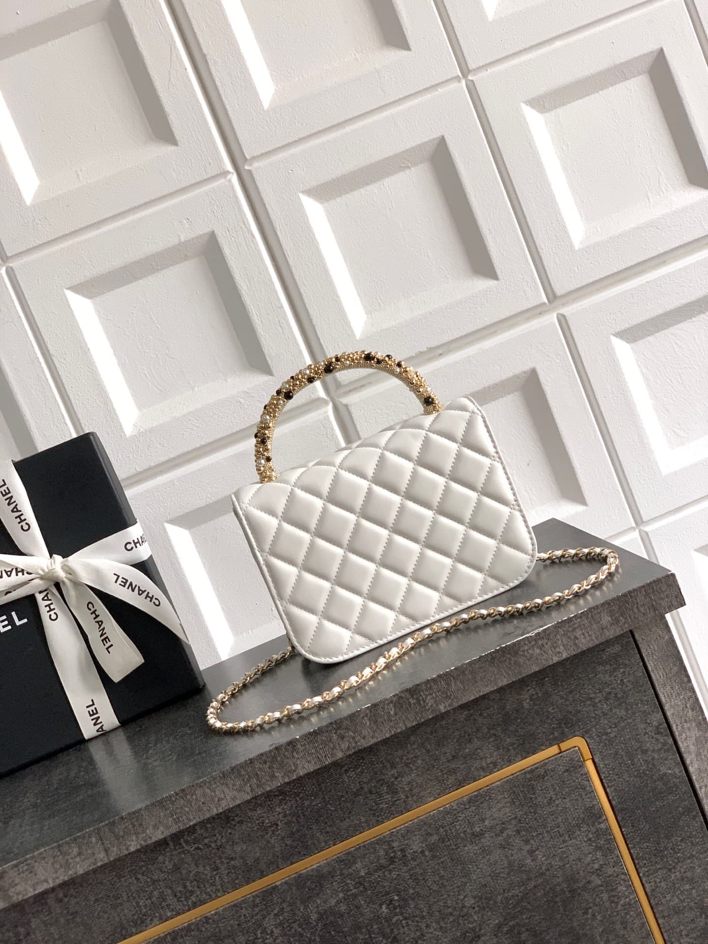 C752 Large size! “Milk Shake White” by Chanel🚩🚩🚩 Chanel 26C pearl-handled chain bag, champagne gold lychee-patterned 🐮 leather + classic diamond pattern, the metal double C logo is very distinctive! The handle is adorned with pearls and black beads – eleg — image 3