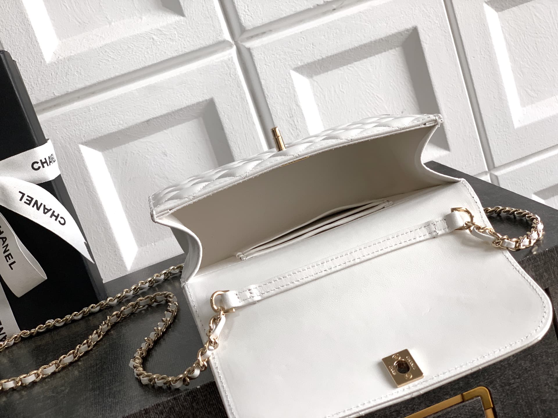 C752 Large size! “Milk Shake White” by Chanel🚩🚩🚩 Chanel 26C pearl-handled chain bag, champagne gold lychee-patterned 🐮 leather + classic diamond pattern, the metal double C logo is very distinctive! The handle is adorned with pearls and black beads – eleg — image 8