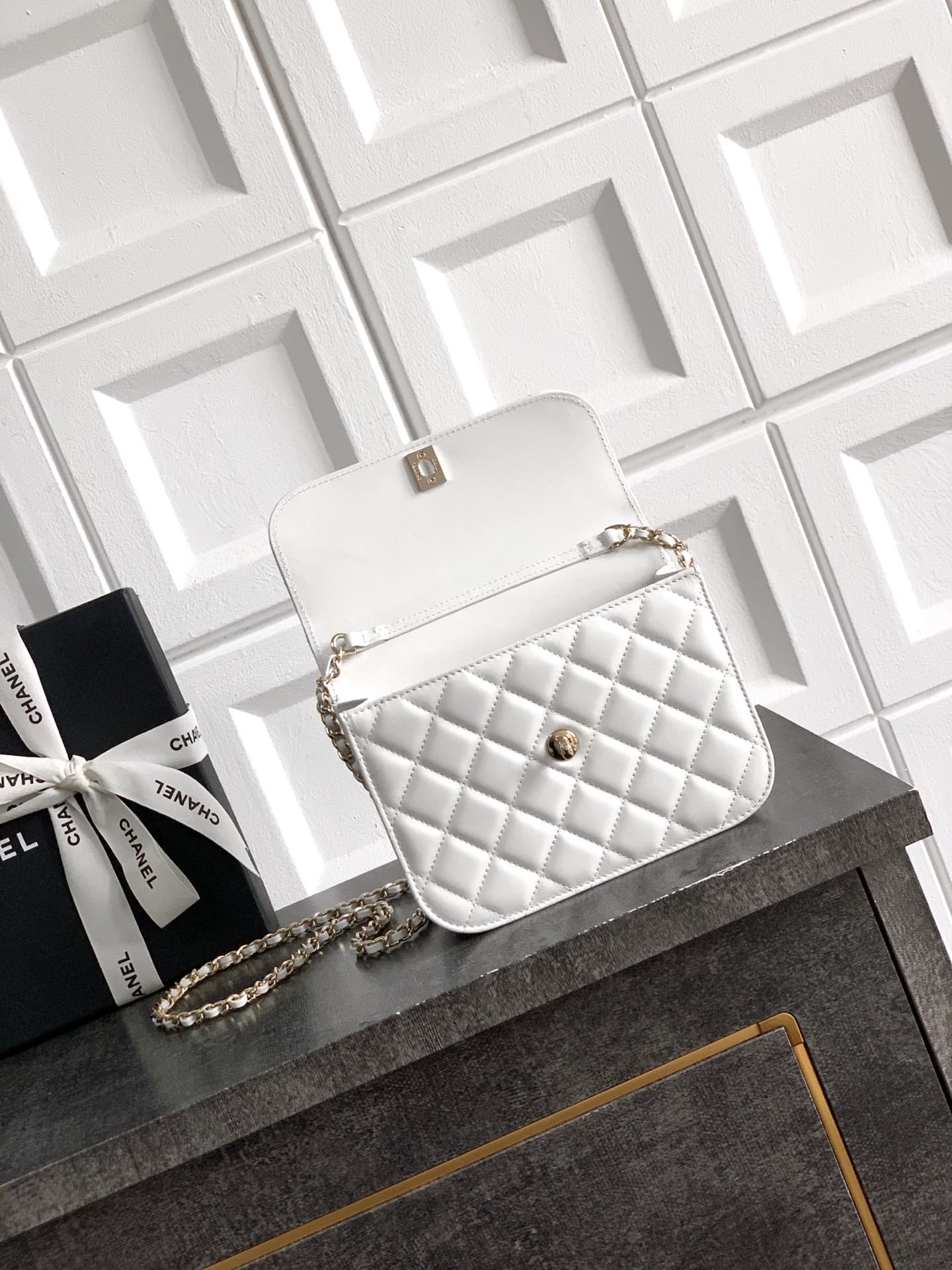 C752 Large size! “Milk Shake White” by Chanel🚩🚩🚩 Chanel 26C pearl-handled chain bag, champagne gold lychee-patterned 🐮 leather + classic diamond pattern, the metal double C logo is very distinctive! The handle is adorned with pearls and black beads – eleg — image 5