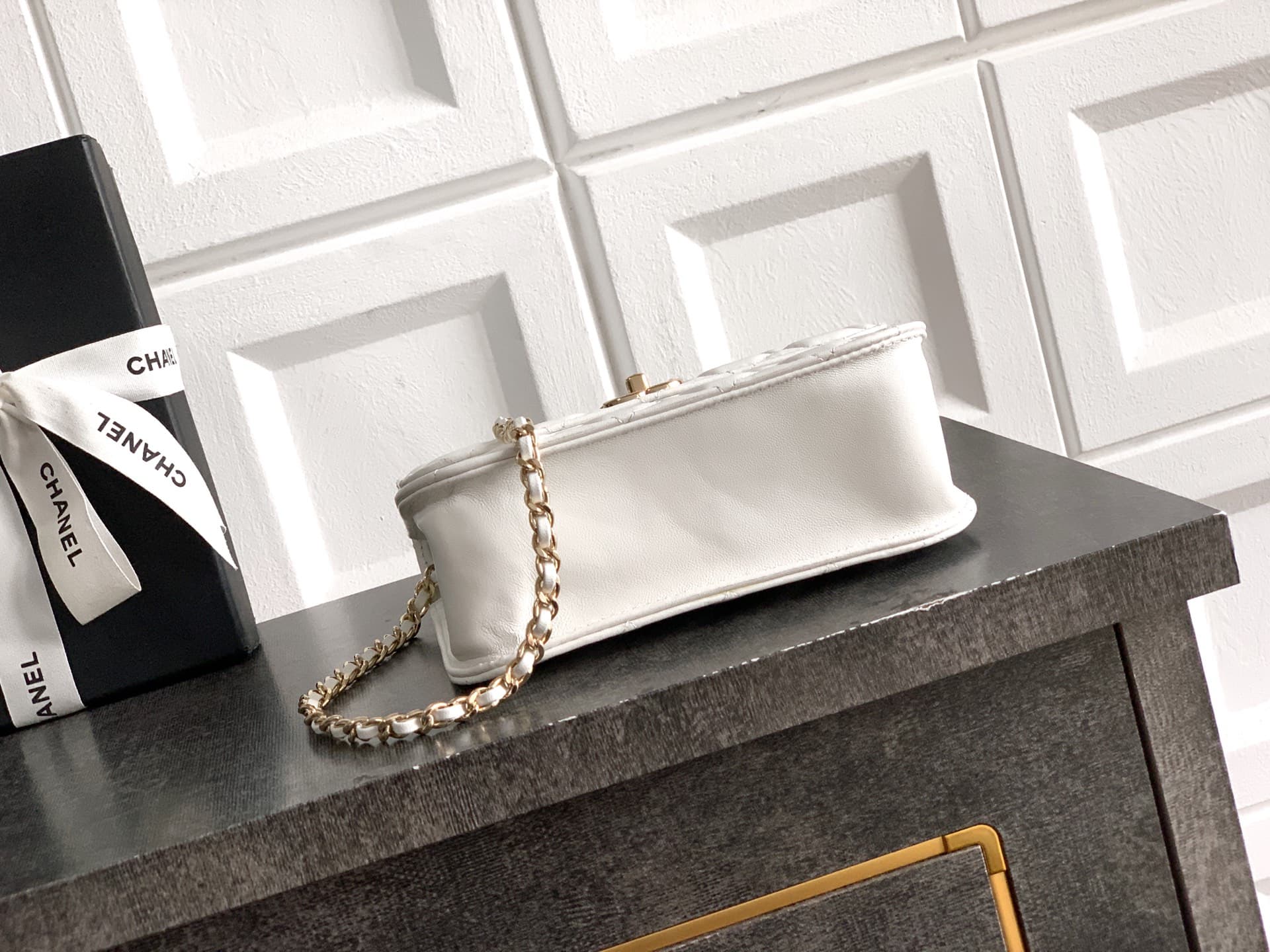C752 Large size! “Milk Shake White” by Chanel🚩🚩🚩 Chanel 26C pearl-handled chain bag, champagne gold lychee-patterned 🐮 leather + classic diamond pattern, the metal double C logo is very distinctive! The handle is adorned with pearls and black beads – eleg — image 4