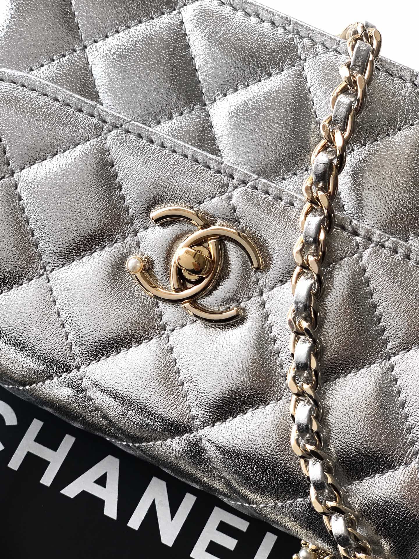 C750 Mini bag! “Silver” by Chanel 🚩🚩🚩 Chanel 26C pearl-handled chain bag, champagne gold lychee-textured 🐮 leather + classic diamond pattern. The metal double C logo is very distinctive! The handle is adorned with pearls and black beads – elegant and luxu — image 6