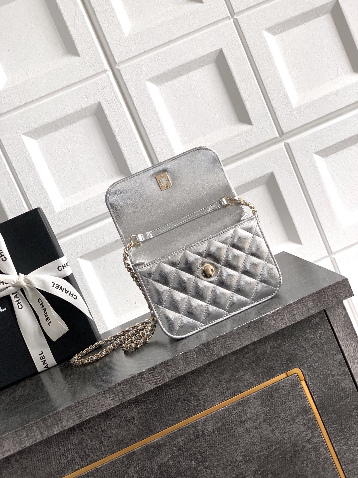 C750 Mini bag! “Silver” by Chanel 🚩🚩🚩 Chanel 26C pearl-handled chain bag, champagne gold lychee-textured 🐮 leather + classic diamond pattern. The metal double C logo is very distinctive! The handle is adorned with pearls and black beads – elegant and luxu — image 5