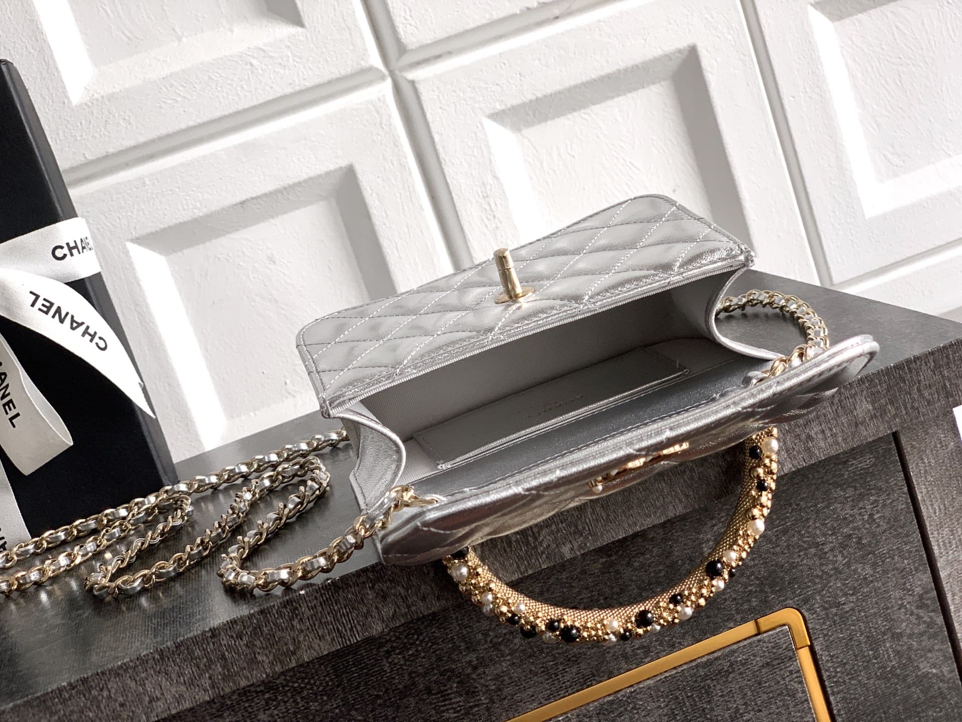 C750 Mini bag! “Silver” by Chanel 🚩🚩🚩 Chanel 26C pearl-handled chain bag, champagne gold lychee-textured 🐮 leather + classic diamond pattern. The metal double C logo is very distinctive! The handle is adorned with pearls and black beads – elegant and luxu — image 8