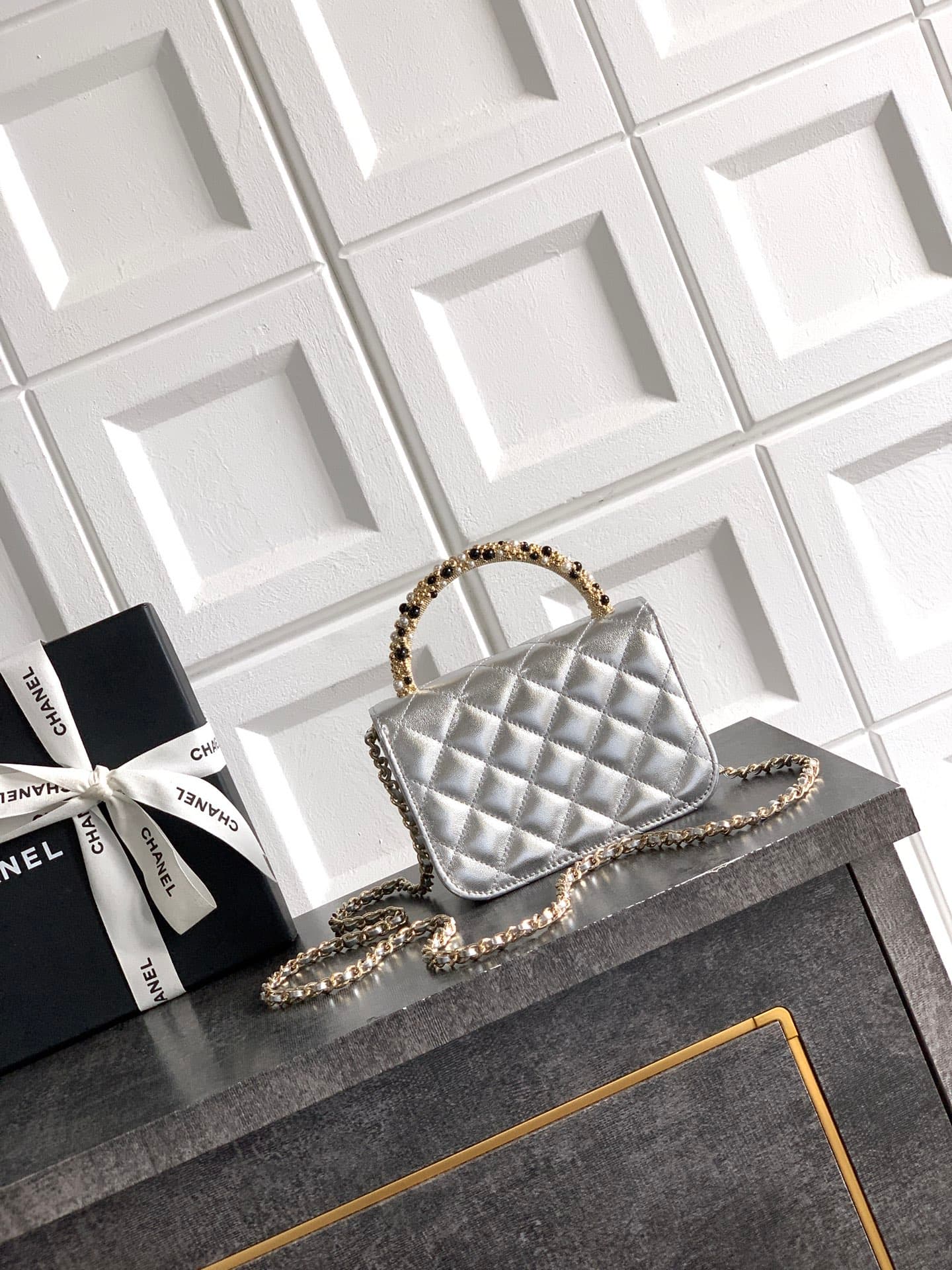 C750 Mini bag! “Silver” by Chanel 🚩🚩🚩 Chanel 26C pearl-handled chain bag, champagne gold lychee-textured 🐮 leather + classic diamond pattern. The metal double C logo is very distinctive! The handle is adorned with pearls and black beads – elegant and luxu — image 3