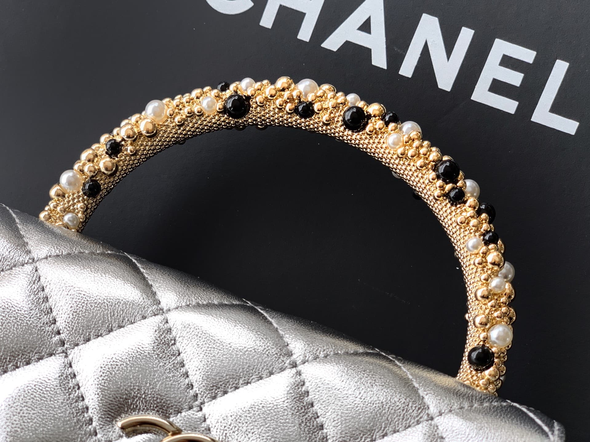 C750 Mini bag! “Silver” by Chanel 🚩🚩🚩 Chanel 26C pearl-handled chain bag, champagne gold lychee-textured 🐮 leather + classic diamond pattern. The metal double C logo is very distinctive! The handle is adorned with pearls and black beads – elegant and luxu — image 7