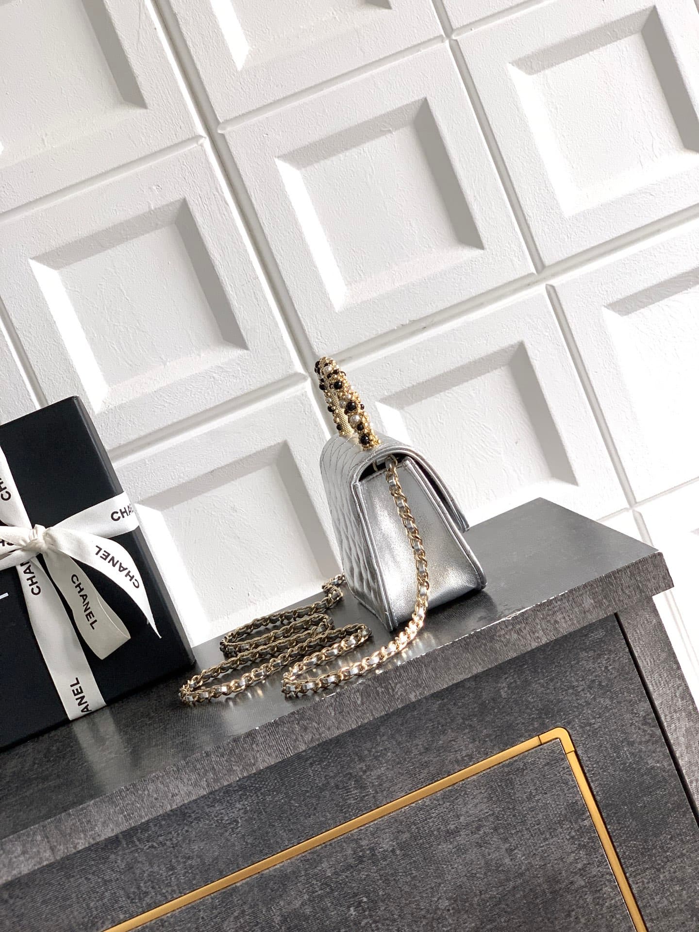 C750 Mini bag! “Silver” by Chanel 🚩🚩🚩 Chanel 26C pearl-handled chain bag, champagne gold lychee-textured 🐮 leather + classic diamond pattern. The metal double C logo is very distinctive! The handle is adorned with pearls and black beads – elegant and luxu — image 2
