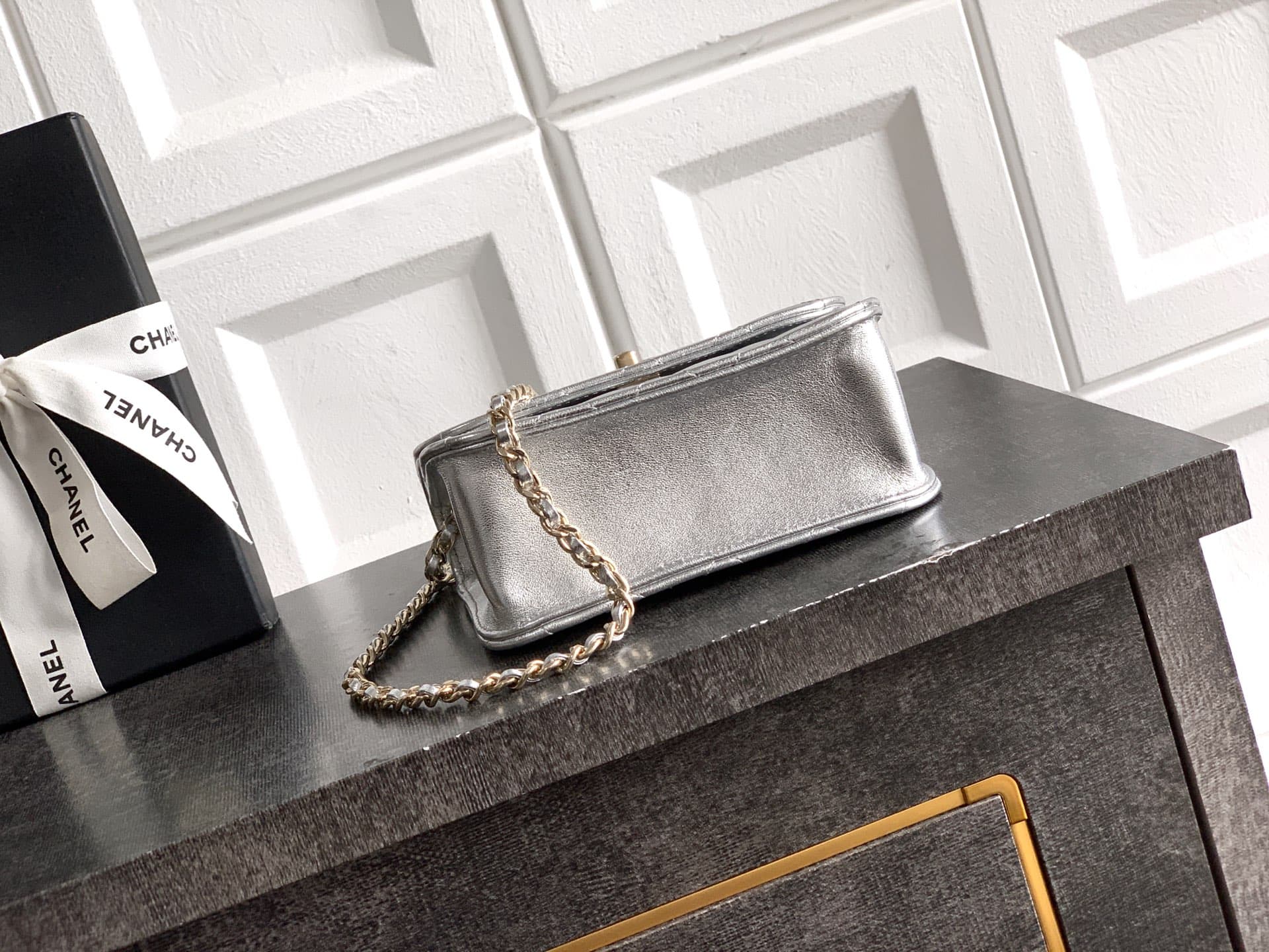 C750 Mini bag! “Silver” by Chanel 🚩🚩🚩 Chanel 26C pearl-handled chain bag, champagne gold lychee-textured 🐮 leather + classic diamond pattern. The metal double C logo is very distinctive! The handle is adorned with pearls and black beads – elegant and luxu — image 4