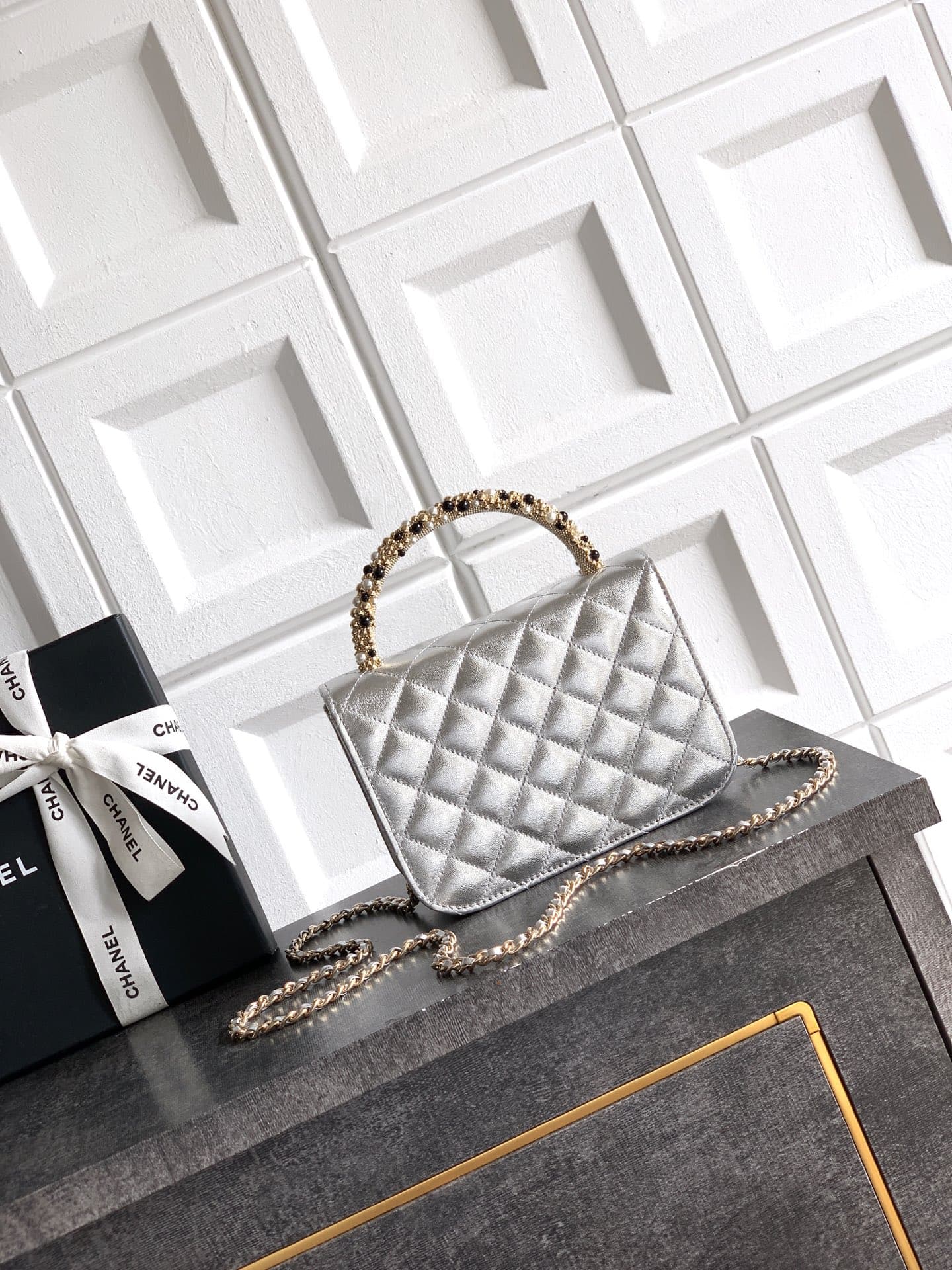 C749 Large size! “Silver” by Chanel 🚩🚩🚩 Chanel 26C pearl-handled chain bag, champagne gold litchi-patterned 🐮 leather + classic diamond pattern, the metal double C logo is very distinctive! The handle is adorned with pearls and black beads – elegant and l — image 3
