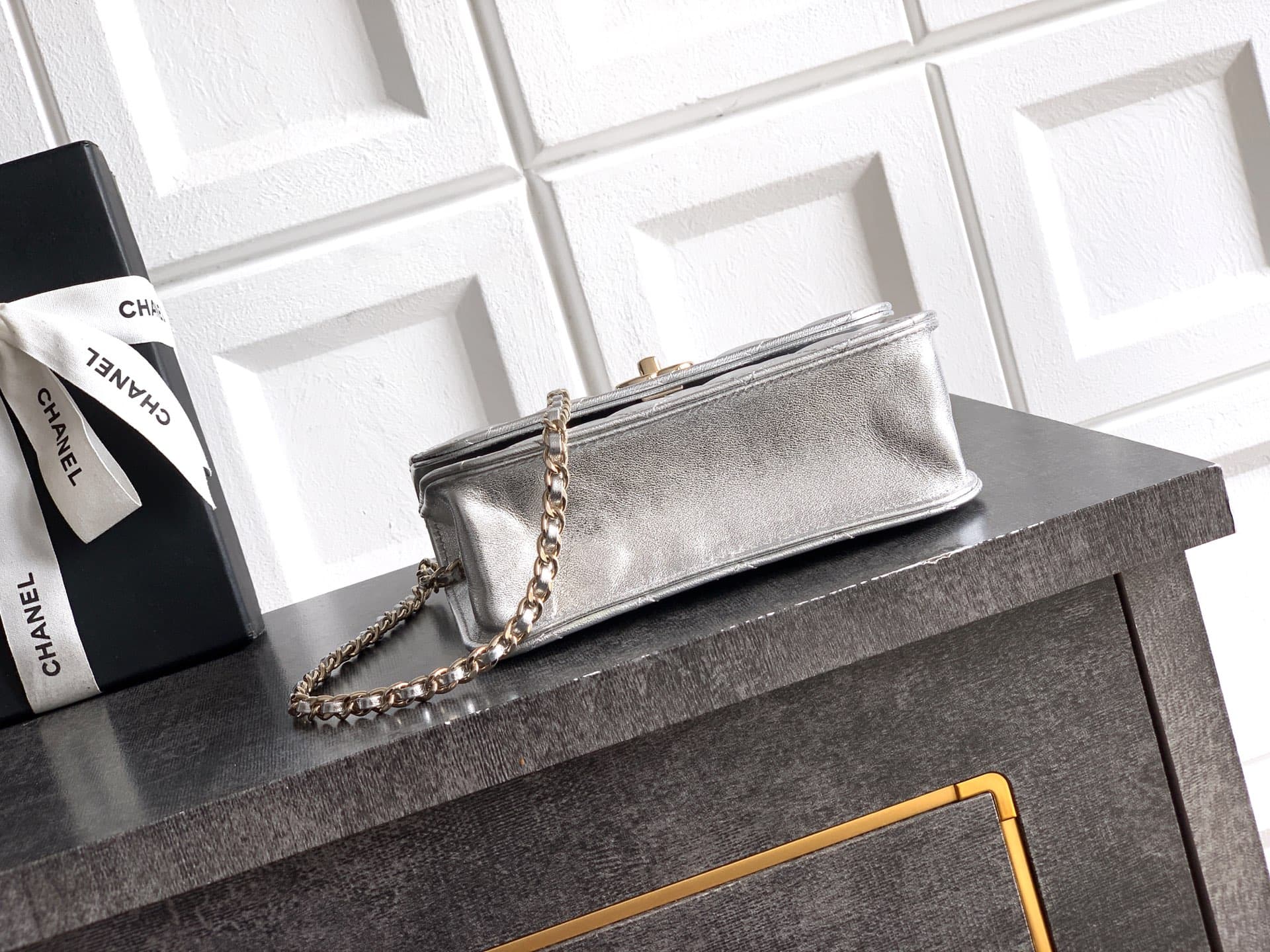 C749 Large size! “Silver” by Chanel 🚩🚩🚩 Chanel 26C pearl-handled chain bag, champagne gold litchi-patterned 🐮 leather + classic diamond pattern, the metal double C logo is very distinctive! The handle is adorned with pearls and black beads – elegant and l — image 4