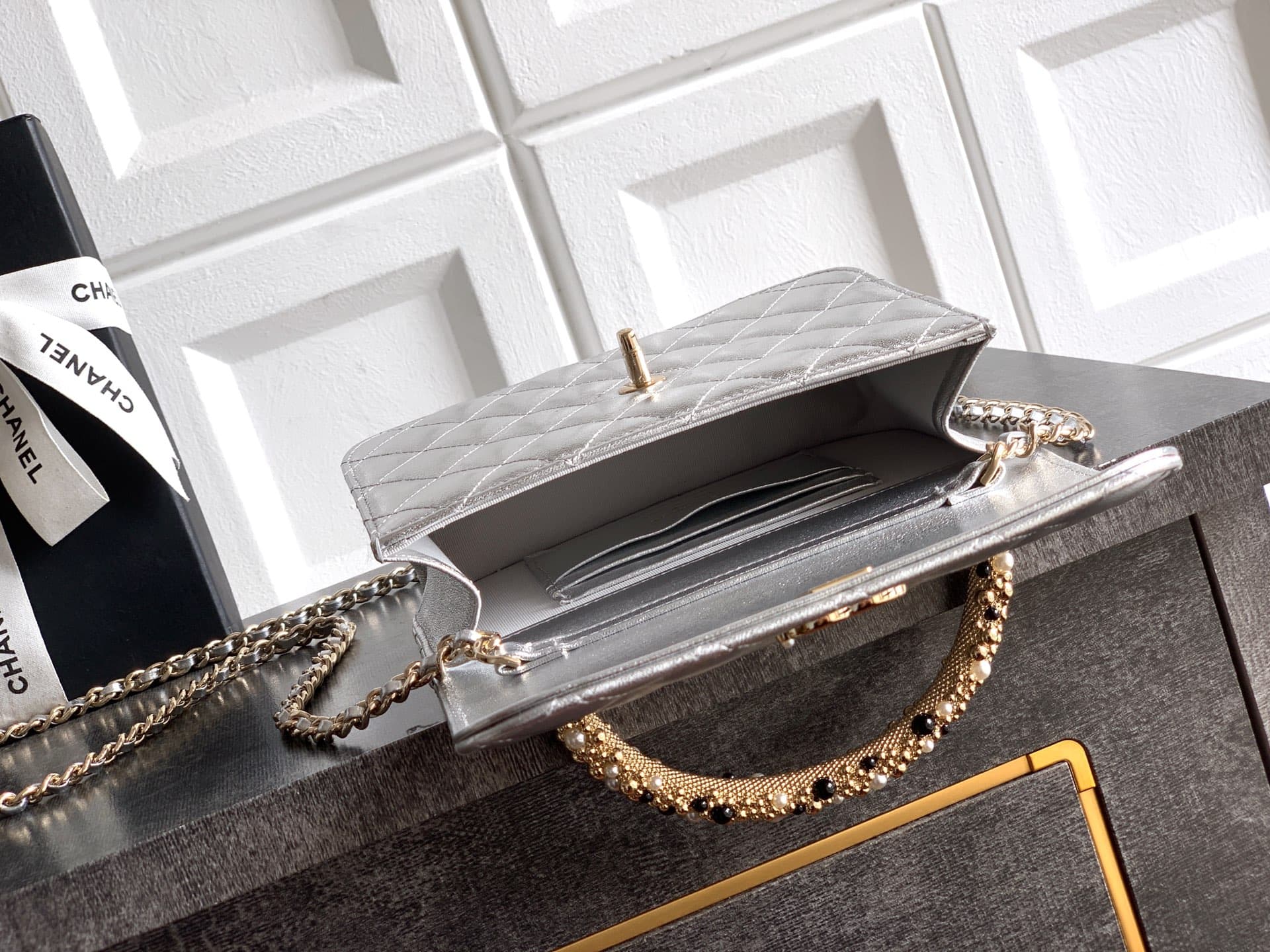 C749 Large size! “Silver” by Chanel 🚩🚩🚩 Chanel 26C pearl-handled chain bag, champagne gold litchi-patterned 🐮 leather + classic diamond pattern, the metal double C logo is very distinctive! The handle is adorned with pearls and black beads – elegant and l — image 8