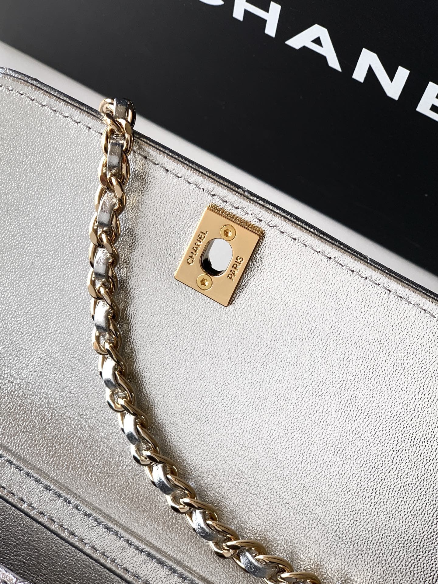 C749 Large size! “Silver” by Chanel 🚩🚩🚩 Chanel 26C pearl-handled chain bag, champagne gold litchi-patterned 🐮 leather + classic diamond pattern, the metal double C logo is very distinctive! The handle is adorned with pearls and black beads – elegant and l — image 7