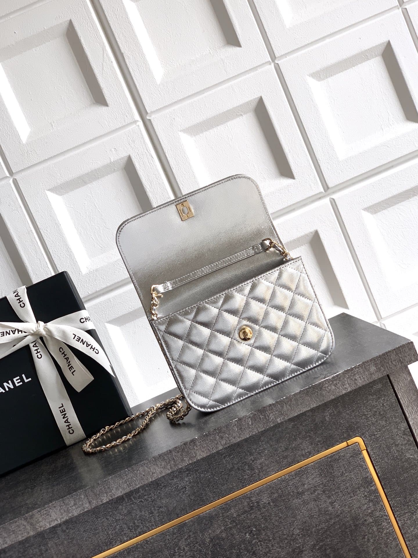C749 Large size! “Silver” by Chanel 🚩🚩🚩 Chanel 26C pearl-handled chain bag, champagne gold litchi-patterned 🐮 leather + classic diamond pattern, the metal double C logo is very distinctive! The handle is adorned with pearls and black beads – elegant and l — image 5