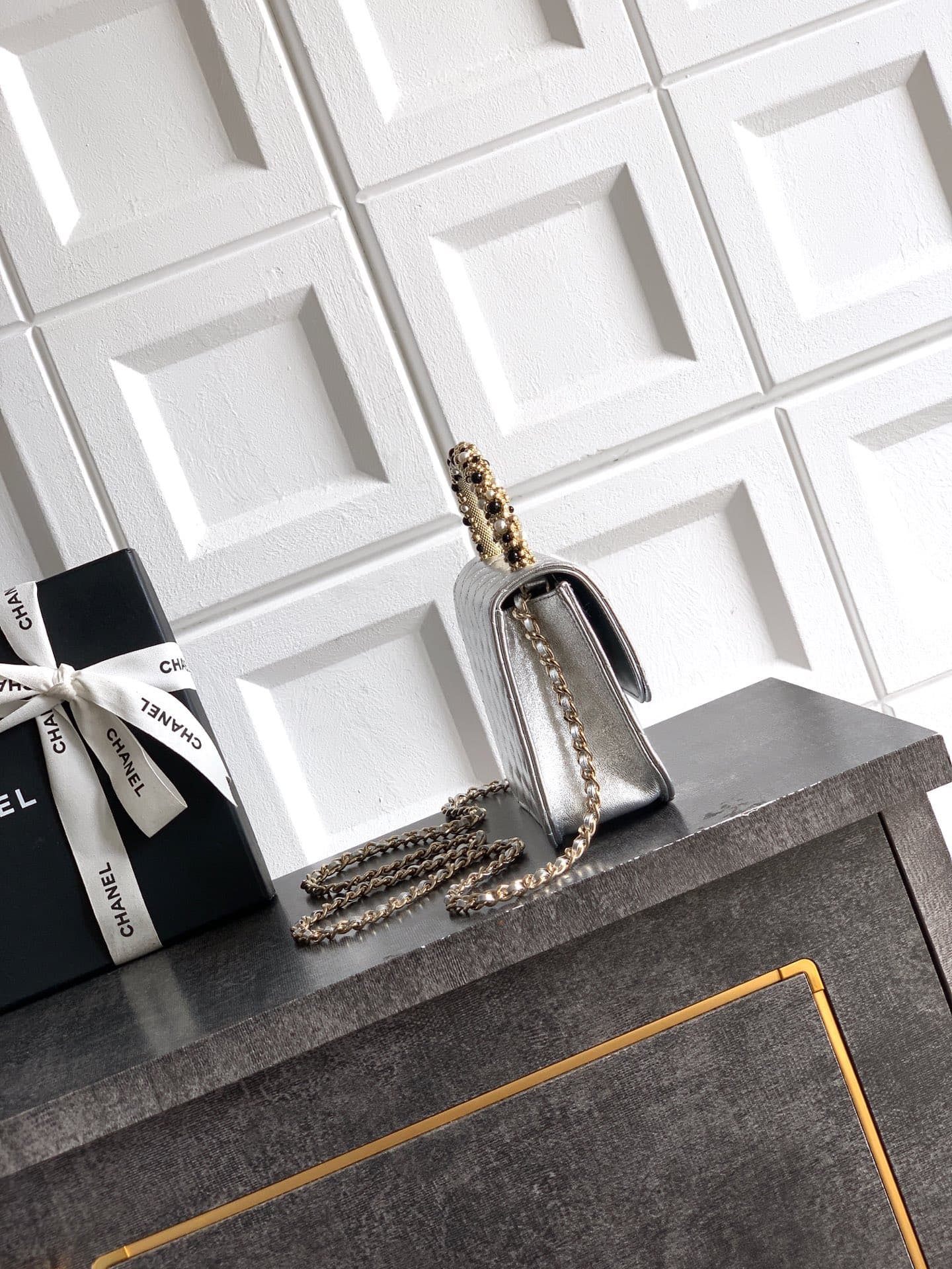 C749 Large size! “Silver” by Chanel 🚩🚩🚩 Chanel 26C pearl-handled chain bag, champagne gold litchi-patterned 🐮 leather + classic diamond pattern, the metal double C logo is very distinctive! The handle is adorned with pearls and black beads – elegant and l — image 2