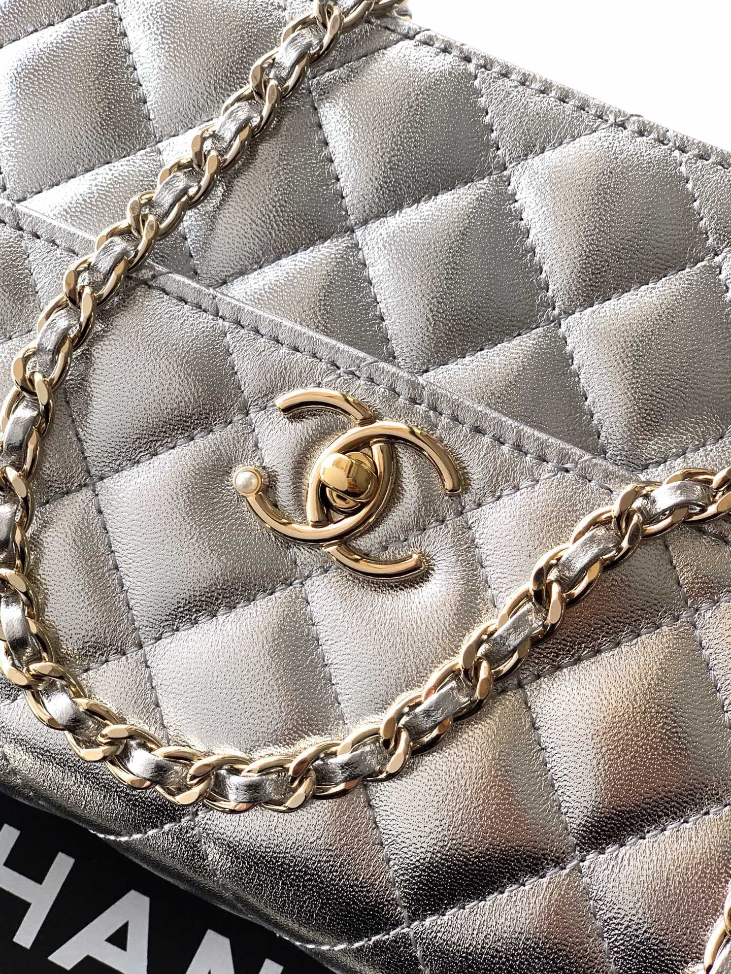 C749 Large size! “Silver” by Chanel 🚩🚩🚩 Chanel 26C pearl-handled chain bag, champagne gold litchi-patterned 🐮 leather + classic diamond pattern, the metal double C logo is very distinctive! The handle is adorned with pearls and black beads – elegant and l — image 6