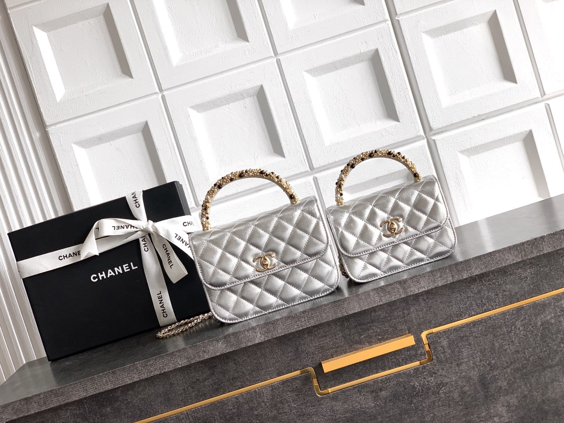 C748 Real photos of the Big H product🌟 Sizes available: “Silver” by OHANEL🚩🚩🚩 Chanel 26C pearl-handled chain bag, champagne gold litchi pattern🐮 leather + classic diamond pattern, metal double C logo is very distinctive! The handle features pearls and bla — image 1