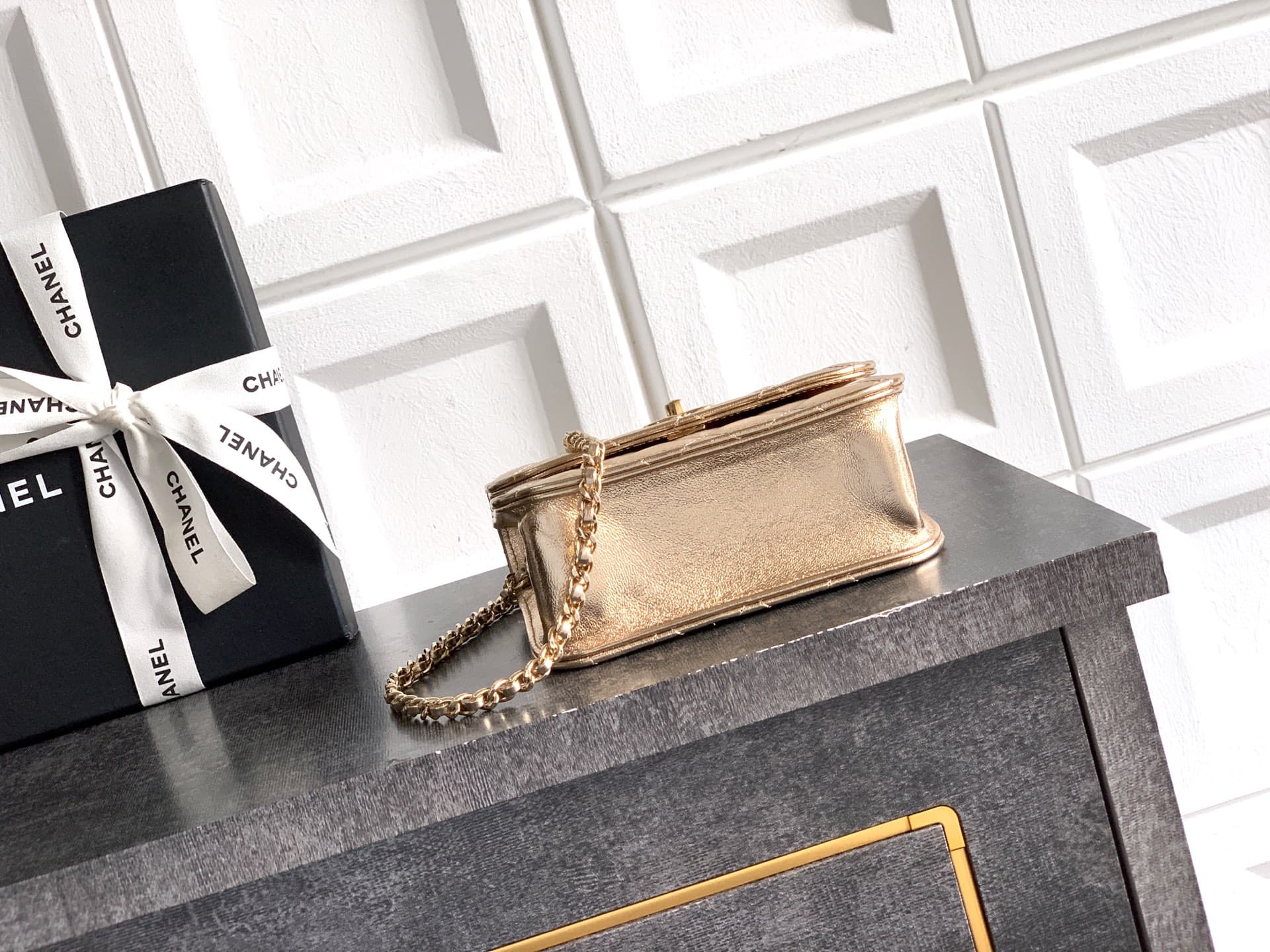 C747 Small size! “Champagne Gold” OHANEL🚩🚩🚩 Chanel 26C pearl-handled chain bag, champagne gold litchi-patterned 🐮 leather + classic diamond pattern, the metal double C logo is very distinctive! The handle is adorned with pearls and black beads – elegant a — image 4